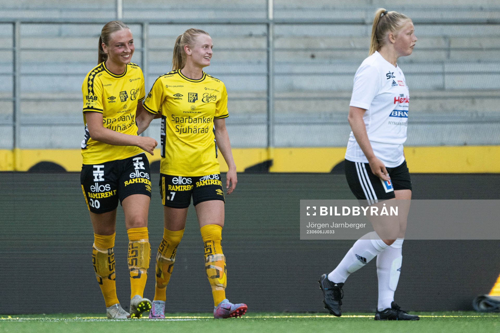 Elfsborgs Stina Jensen och Hanna Jiozon jublar