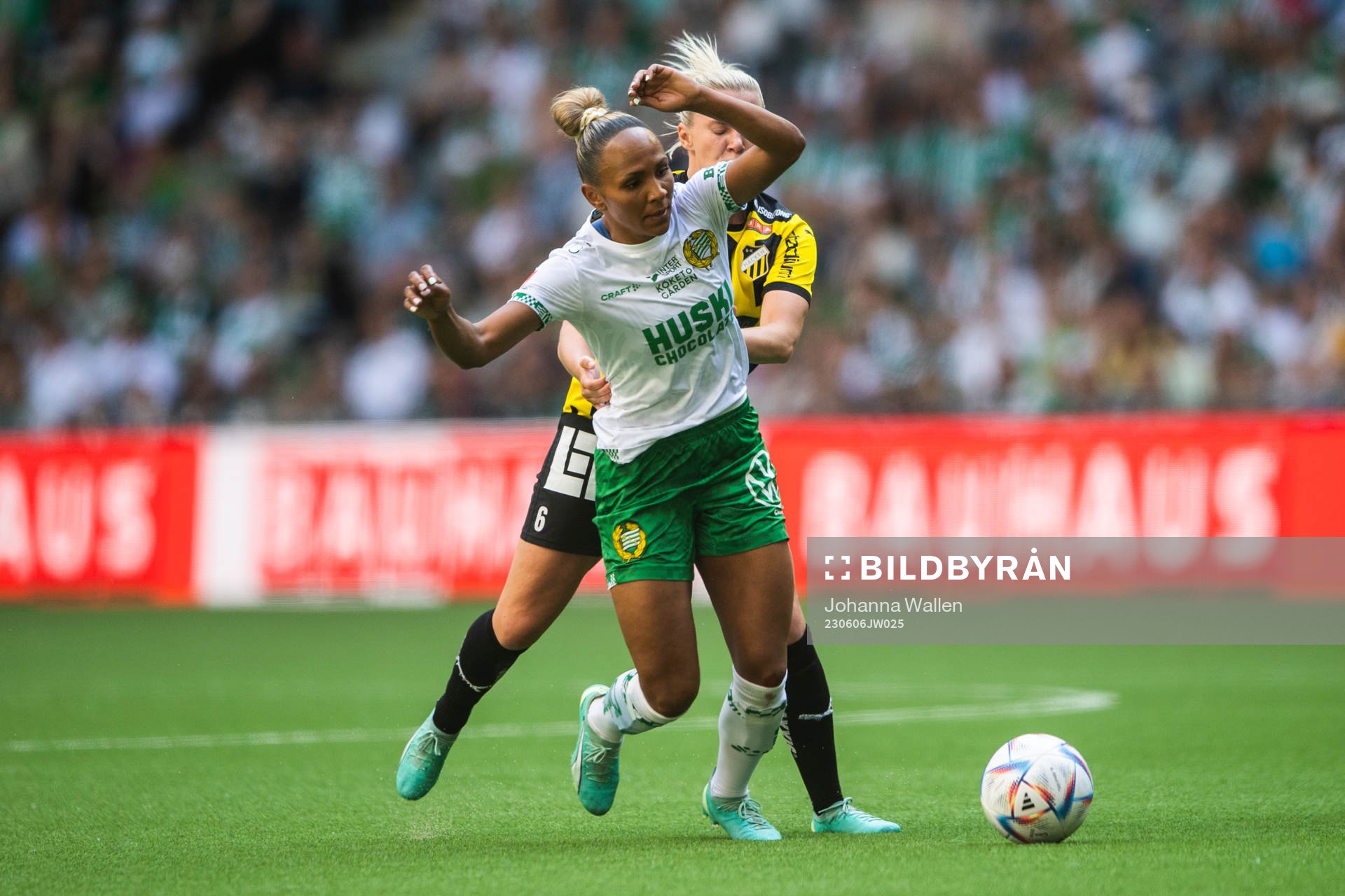 Hammarbys Madelen Janogy och Häckens Josefine Rybrink
