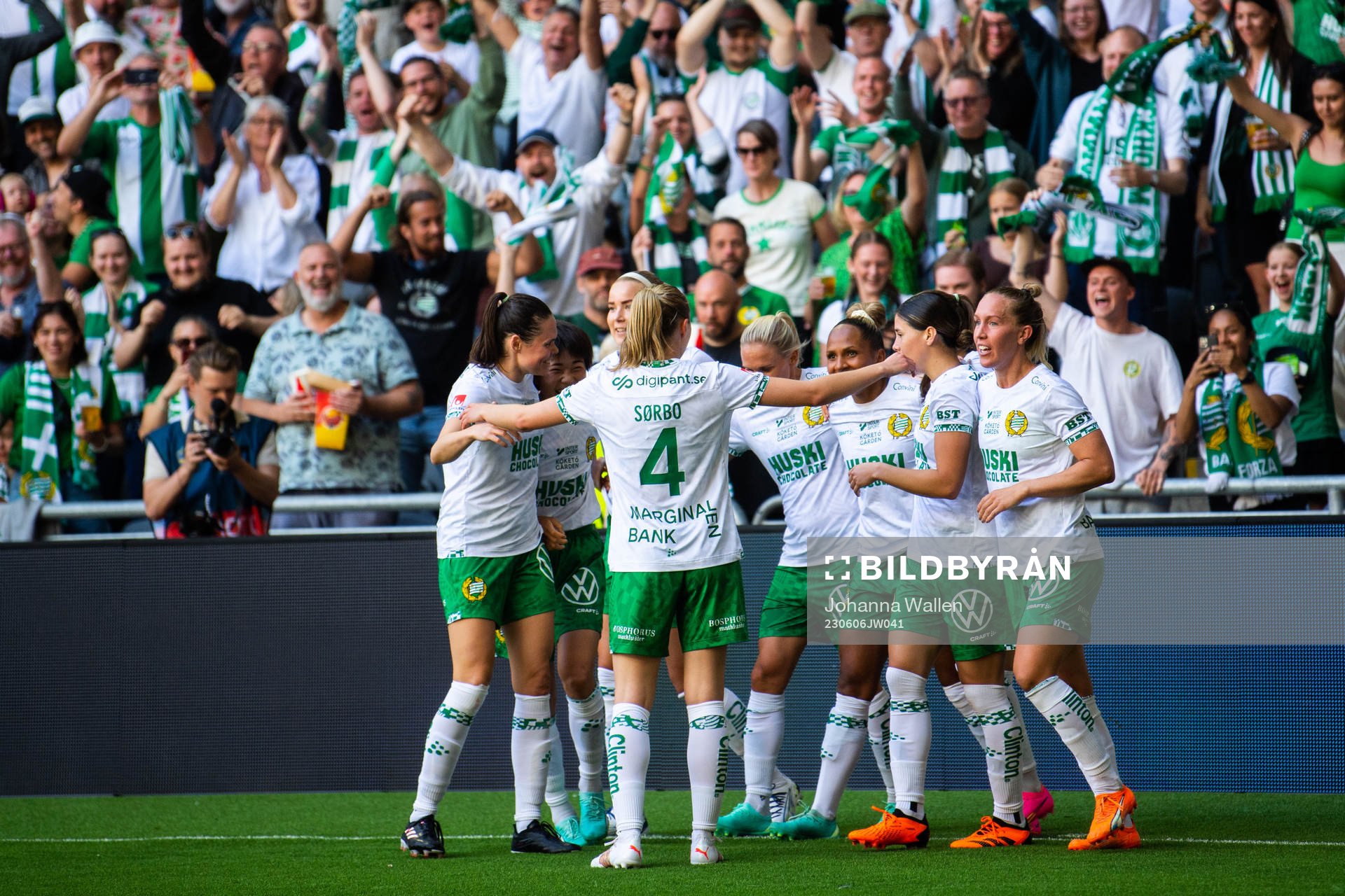 Hammarbys spelare jublar