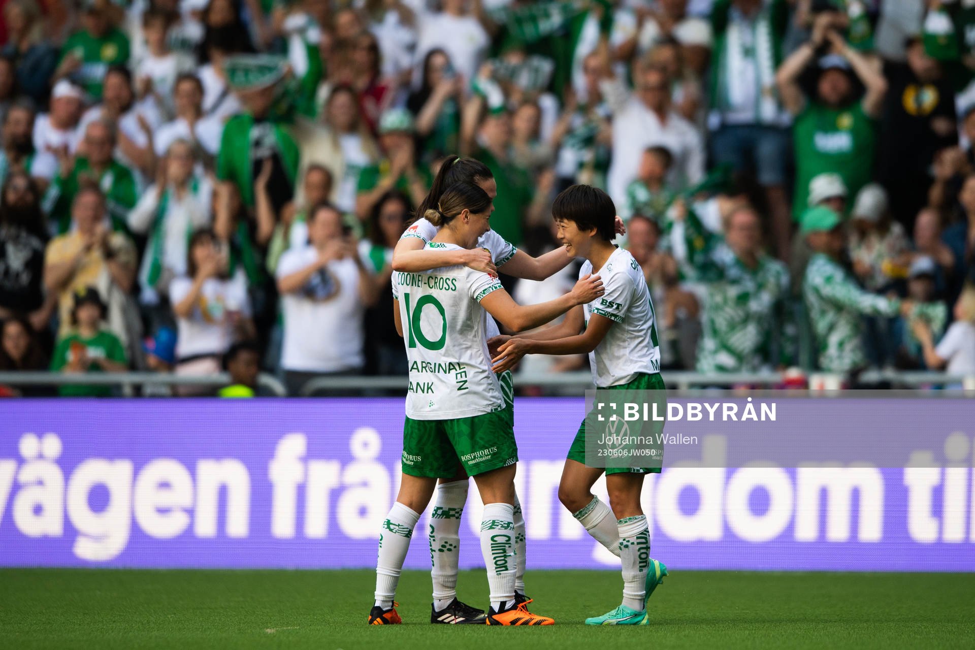 Hammarbys Kyra Cooney-Cross och Maika Hamano jublar