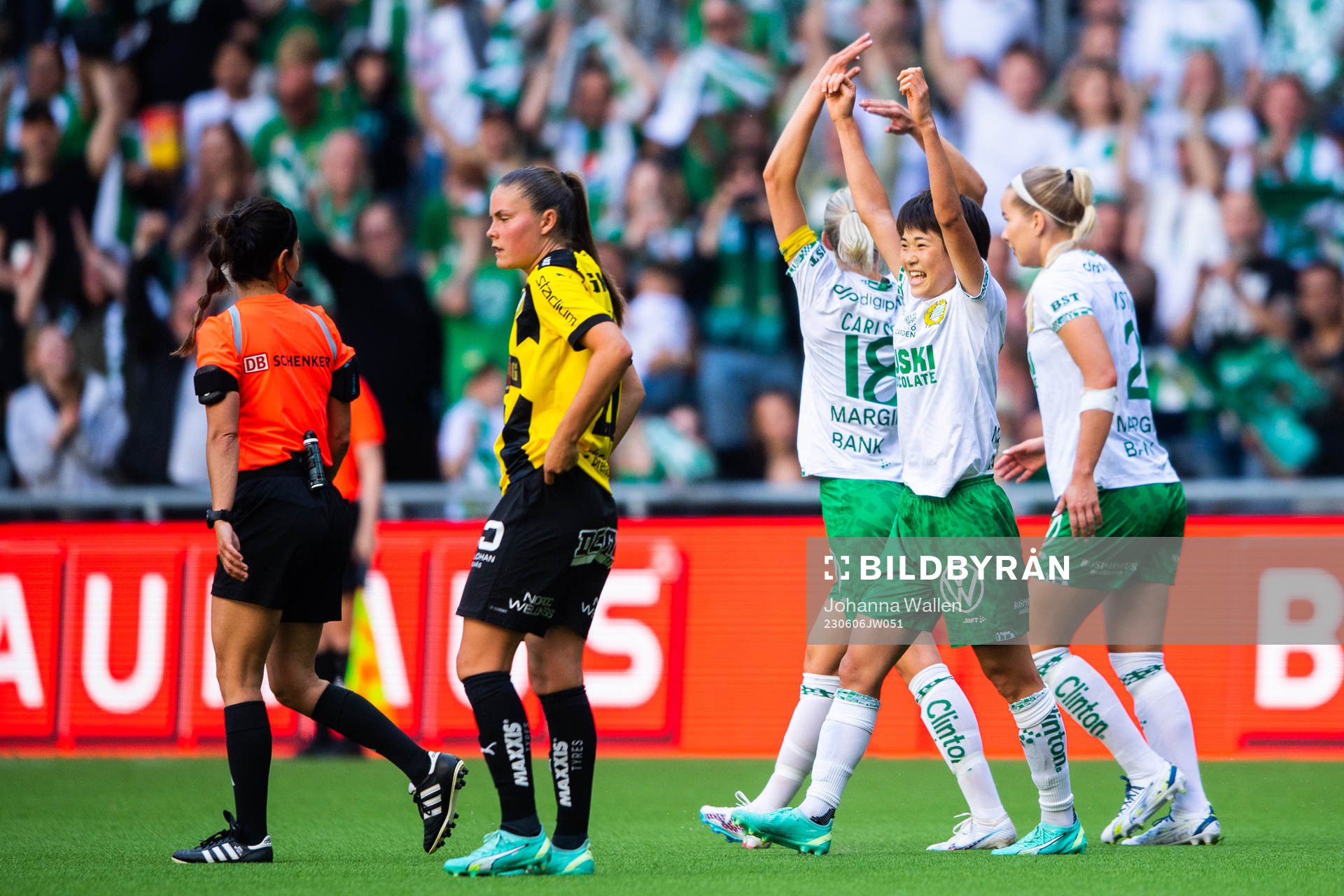 Hammarbys Maika Hamano jublar med lagkamrater