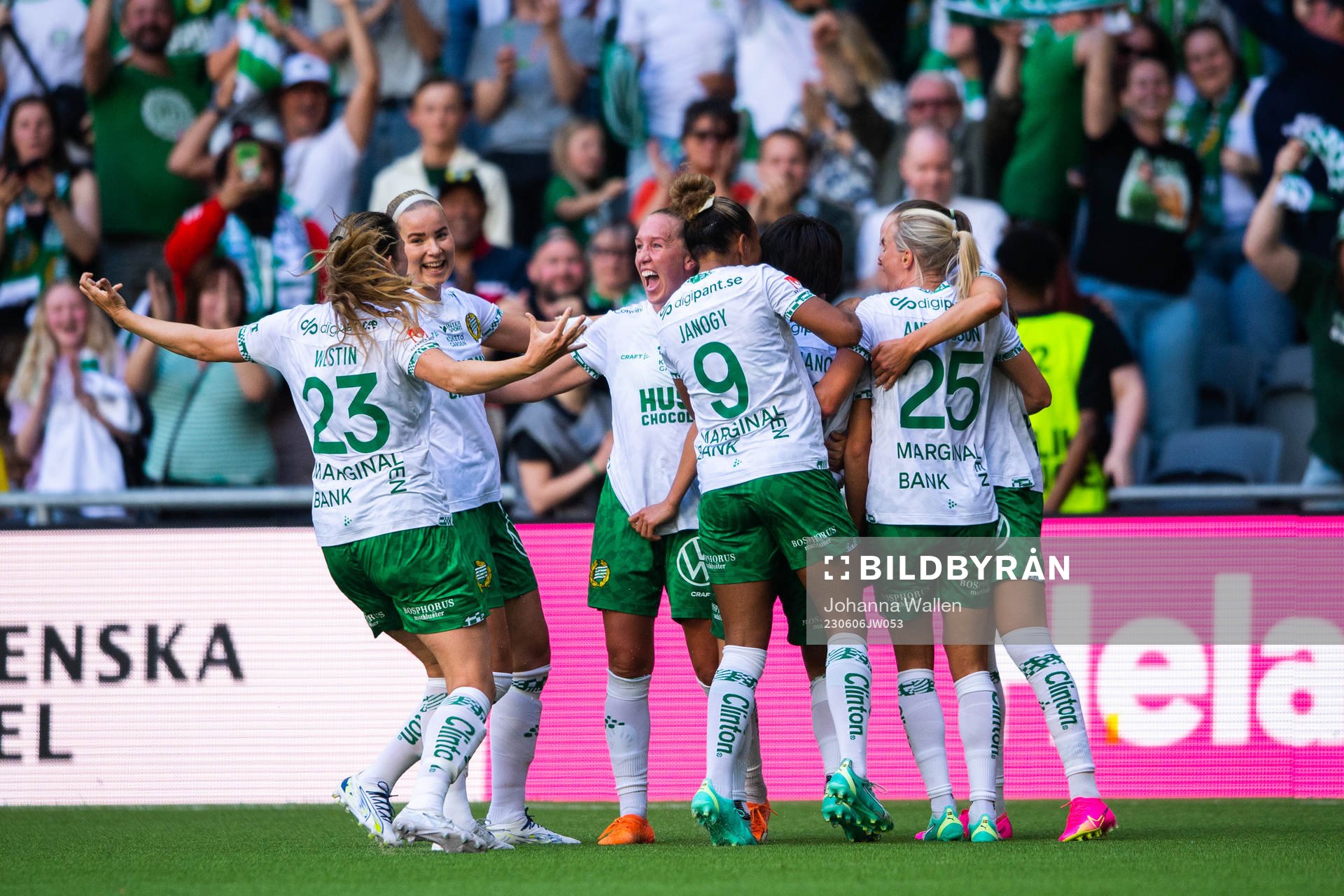 Hammarbys Maika Hamano jublar med lagkamrater