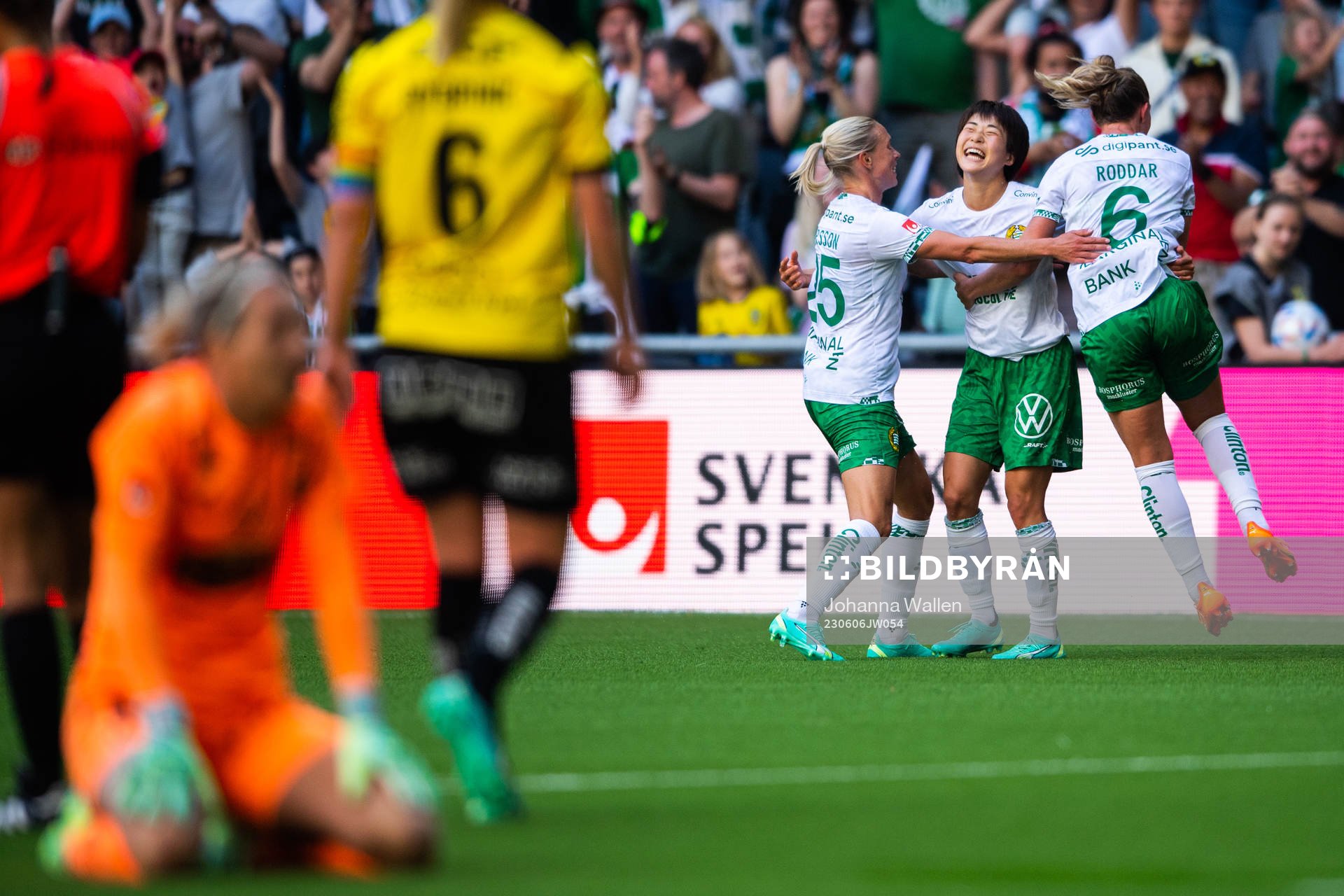 Hammarbys Maika Hamano jublar med lagkamrater