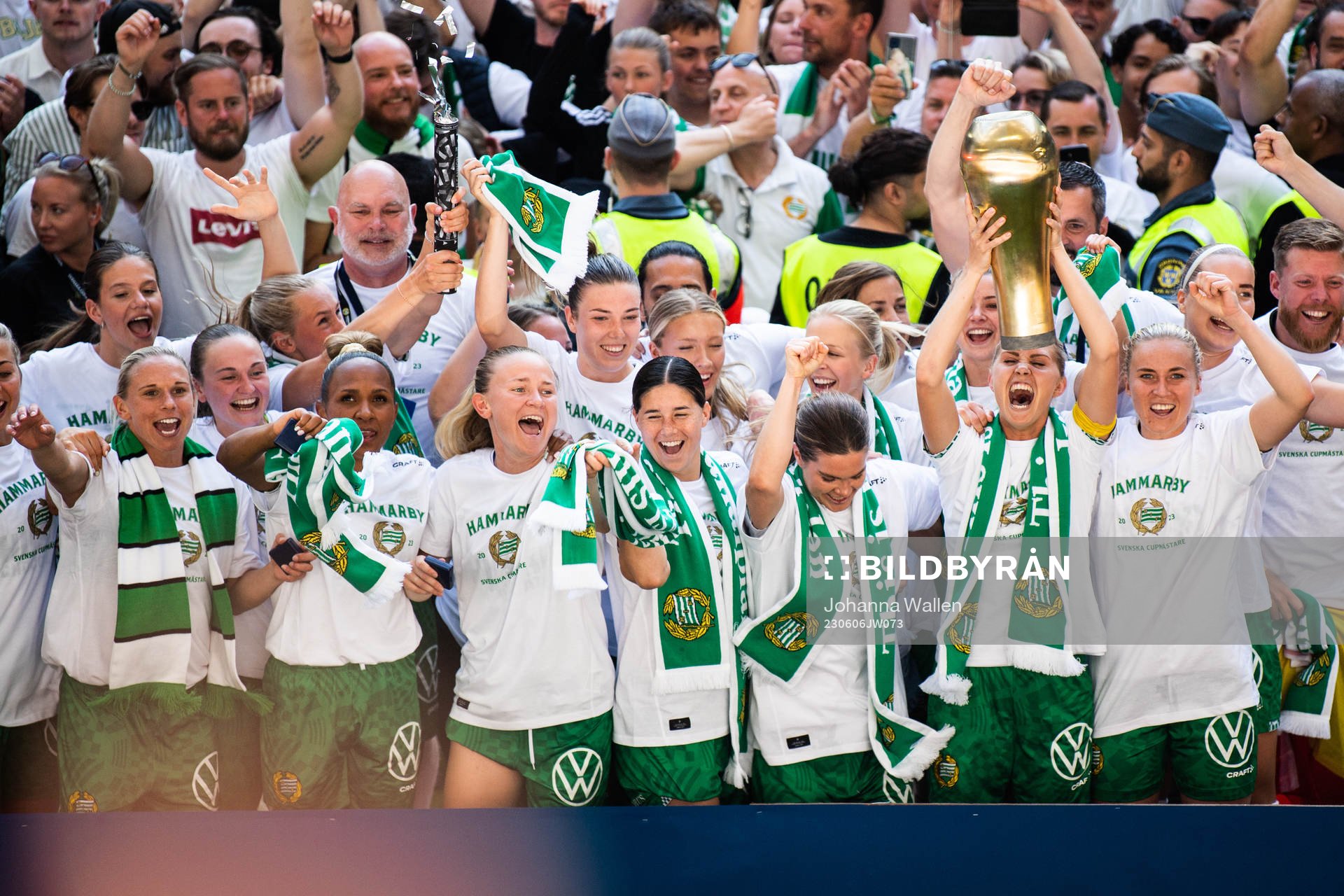 Hammarbys spelare jublar med pokalen