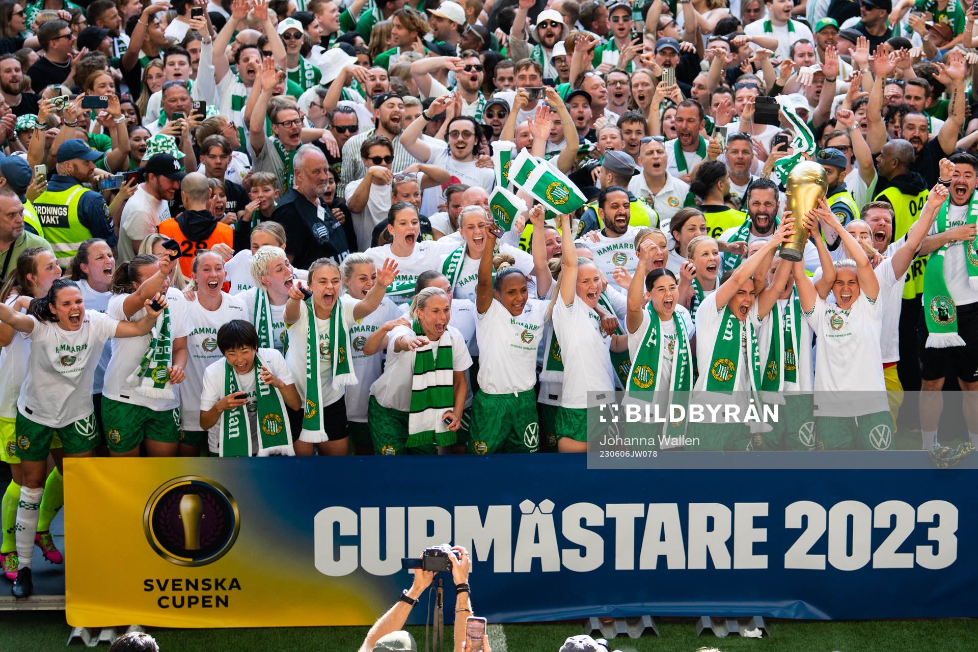 Hammarbys spelare jublar med pokalen