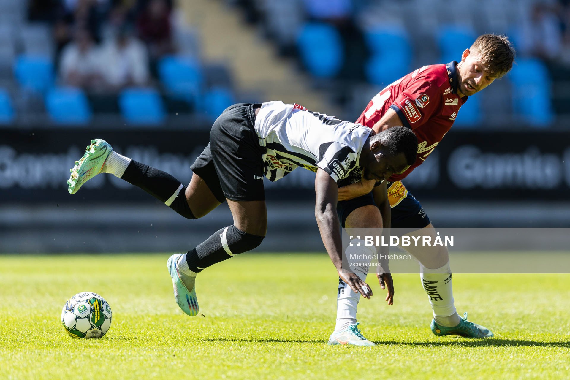 Landskronas Kofi Asare och Örgrytes Daniel Paulson