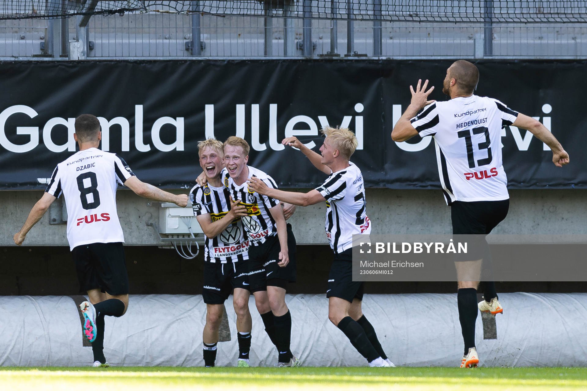 Landskronas David Edvardsson jublar med lagkamrater