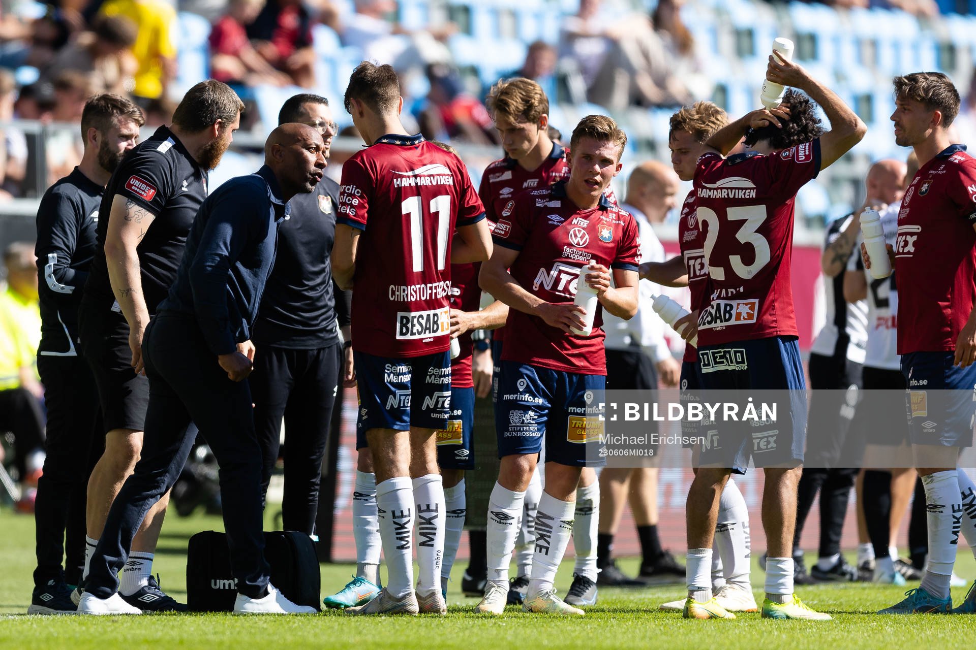 Örgrytes tränare Jeffrey Aubynn pratar med Noah