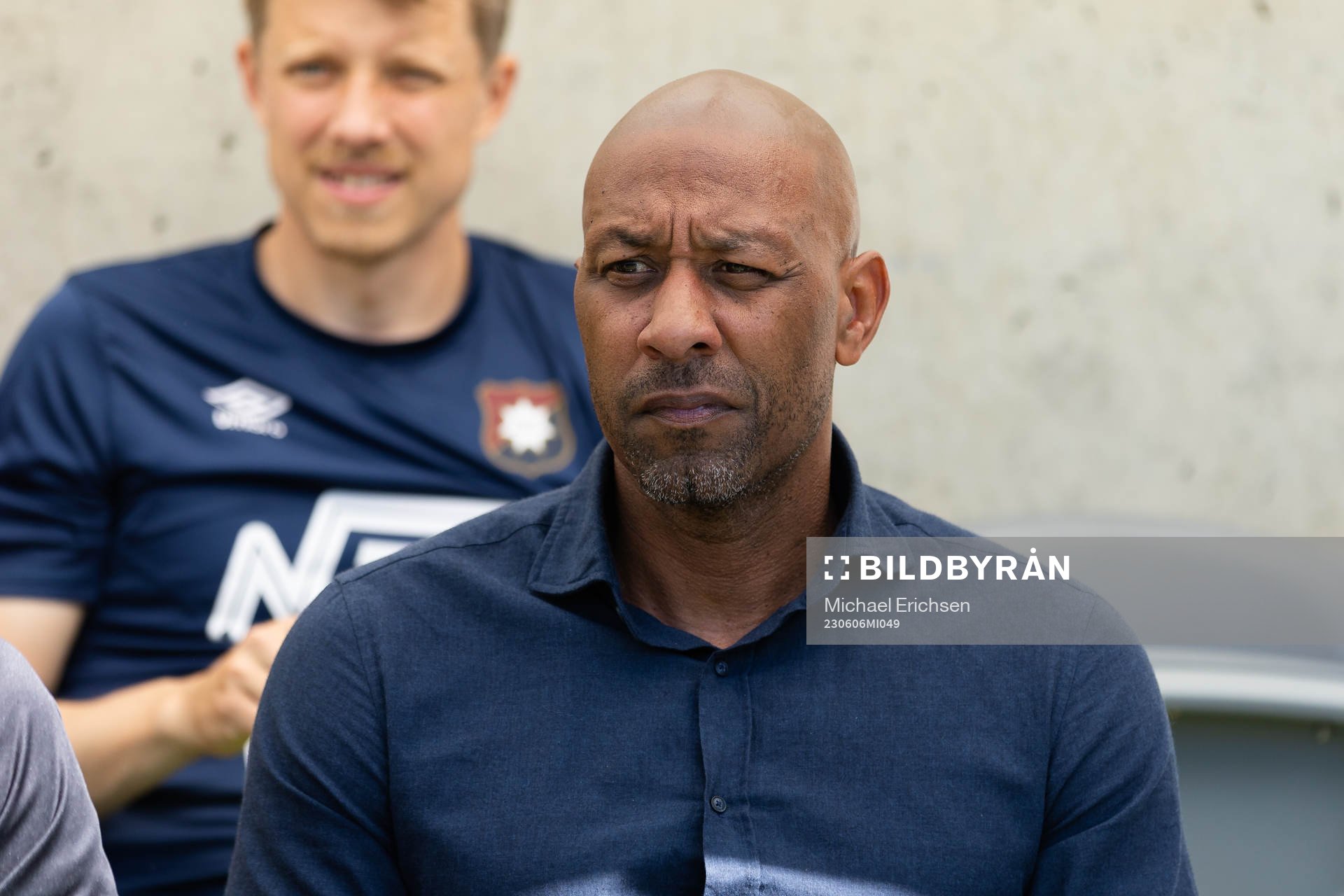 Örgrytes tränare Jeffrey Aubynn innan fotbollsmatchen i
