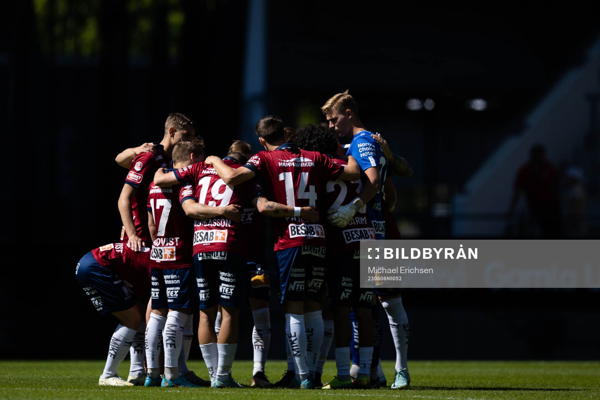 Örgrytes spelare samlade innan fotbollsmatchen i