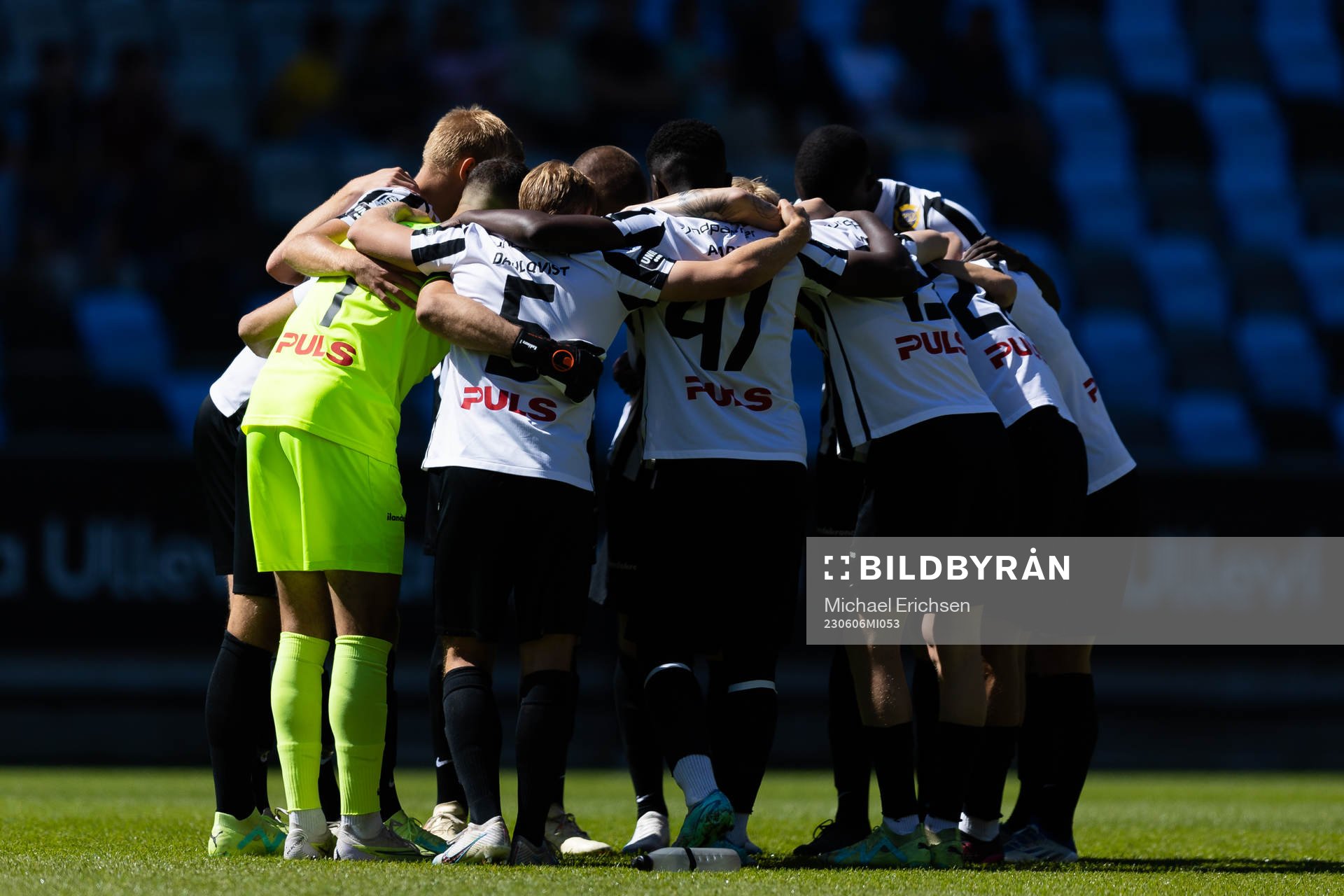 Landskronas spelare samlade innan fotbollsmatchen i