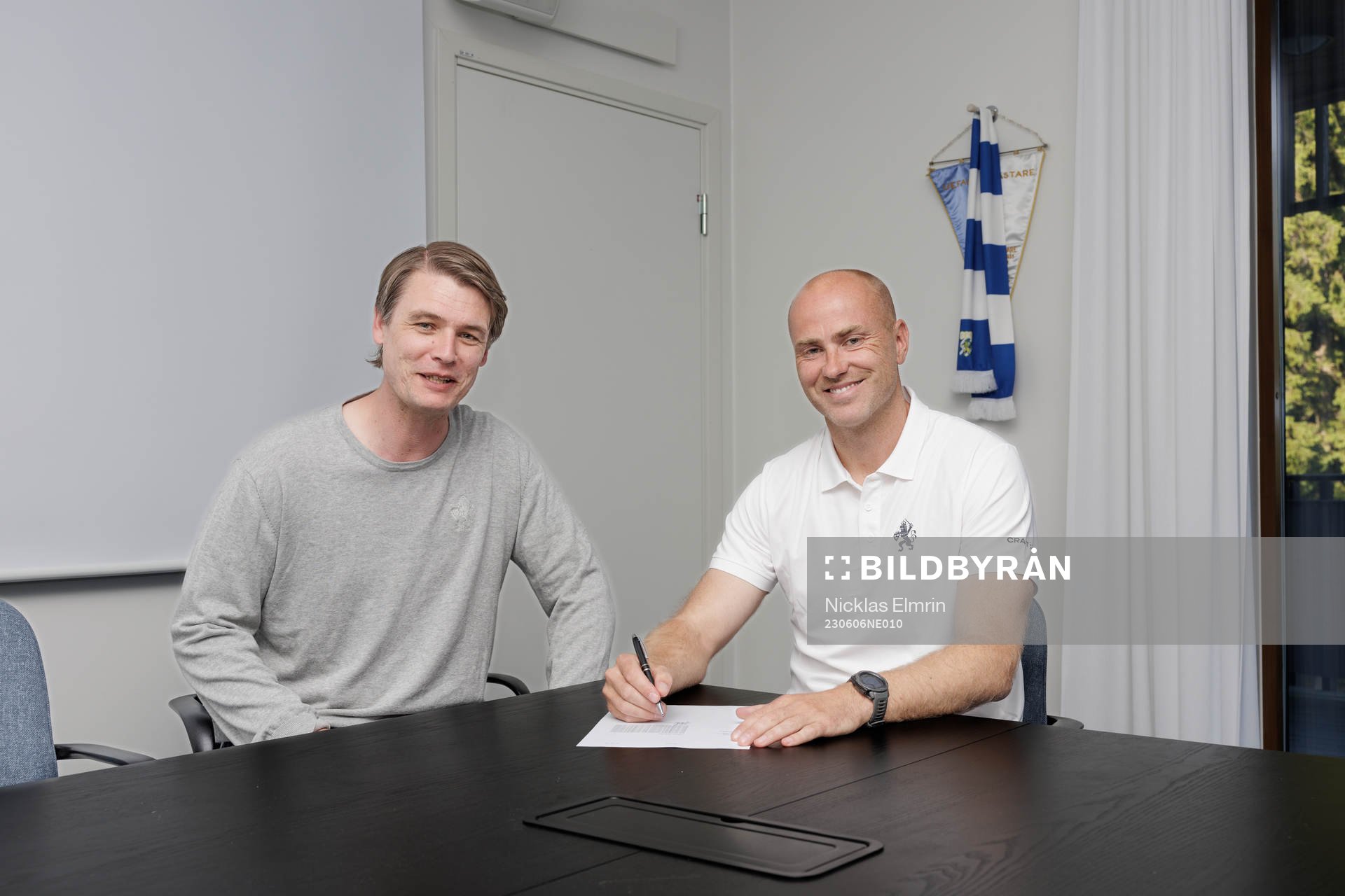 IFK Göteborgs tekniska direktör Ola Larsson poserar tillsammans med nya tränaren Jens Berthel Askou den 6 juni 2023 i Göteborg. 
