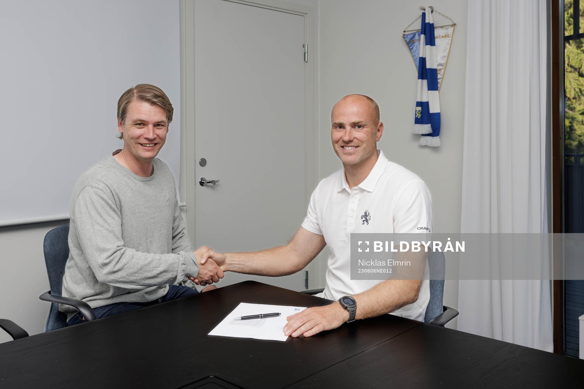 IFK Göteborgs tekniska direktör Ola Larsson poserar tillsammans med nya tränaren Jens Berthel Askou den 6 juni 2023 i Göteborg. 