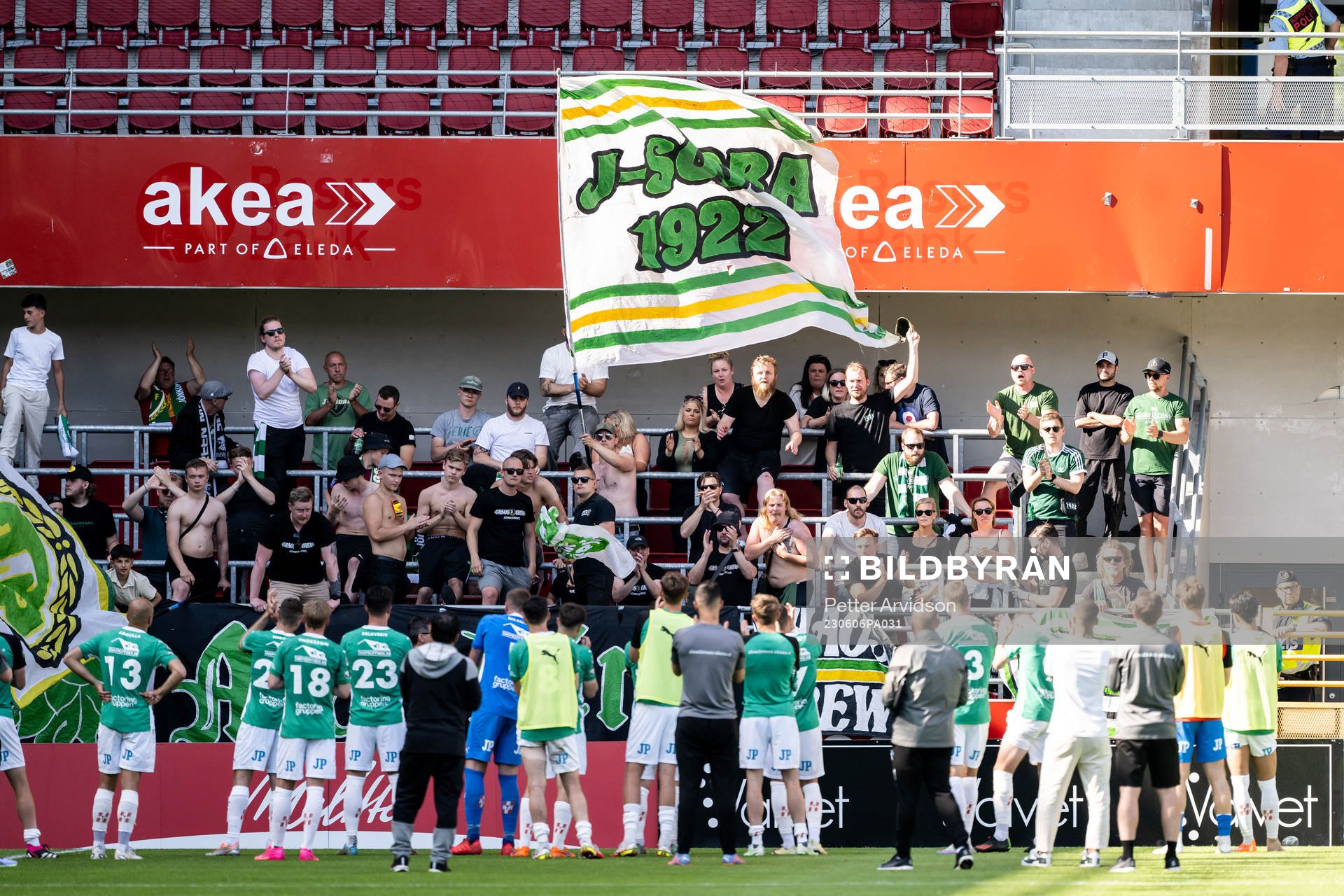 Jönköpings Södras spelare tackar sina supportrar