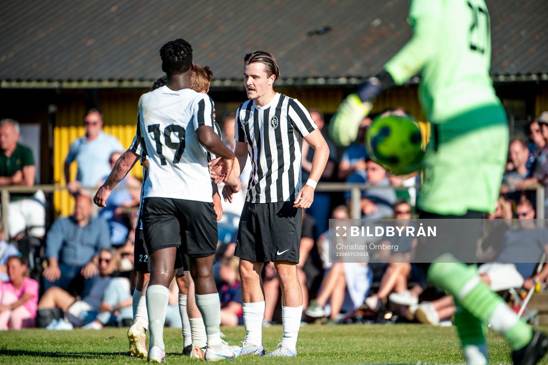 Landskronas Milton Olin jublar efter 0-1 tillsammans med lagkamraterna under sextondelsfinalen i DM den 7 juni 2023 i Västra Ingelstad.