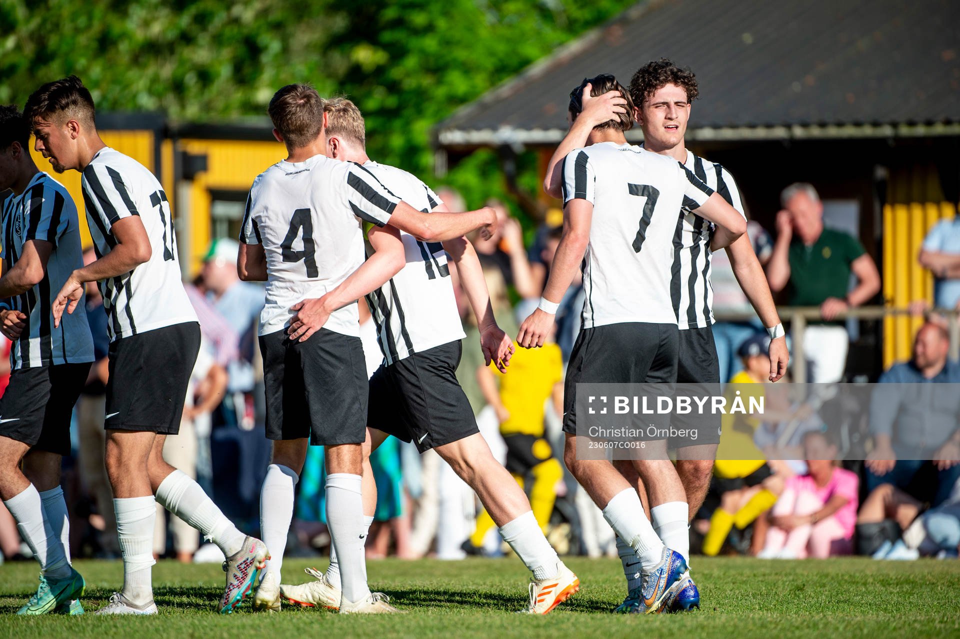 Landskronas Milton Olin jublar med lagkamraterna efter 1-0 under sextondelsfinalen i DM den 7 juni 2023 i Västra Ingelstad.