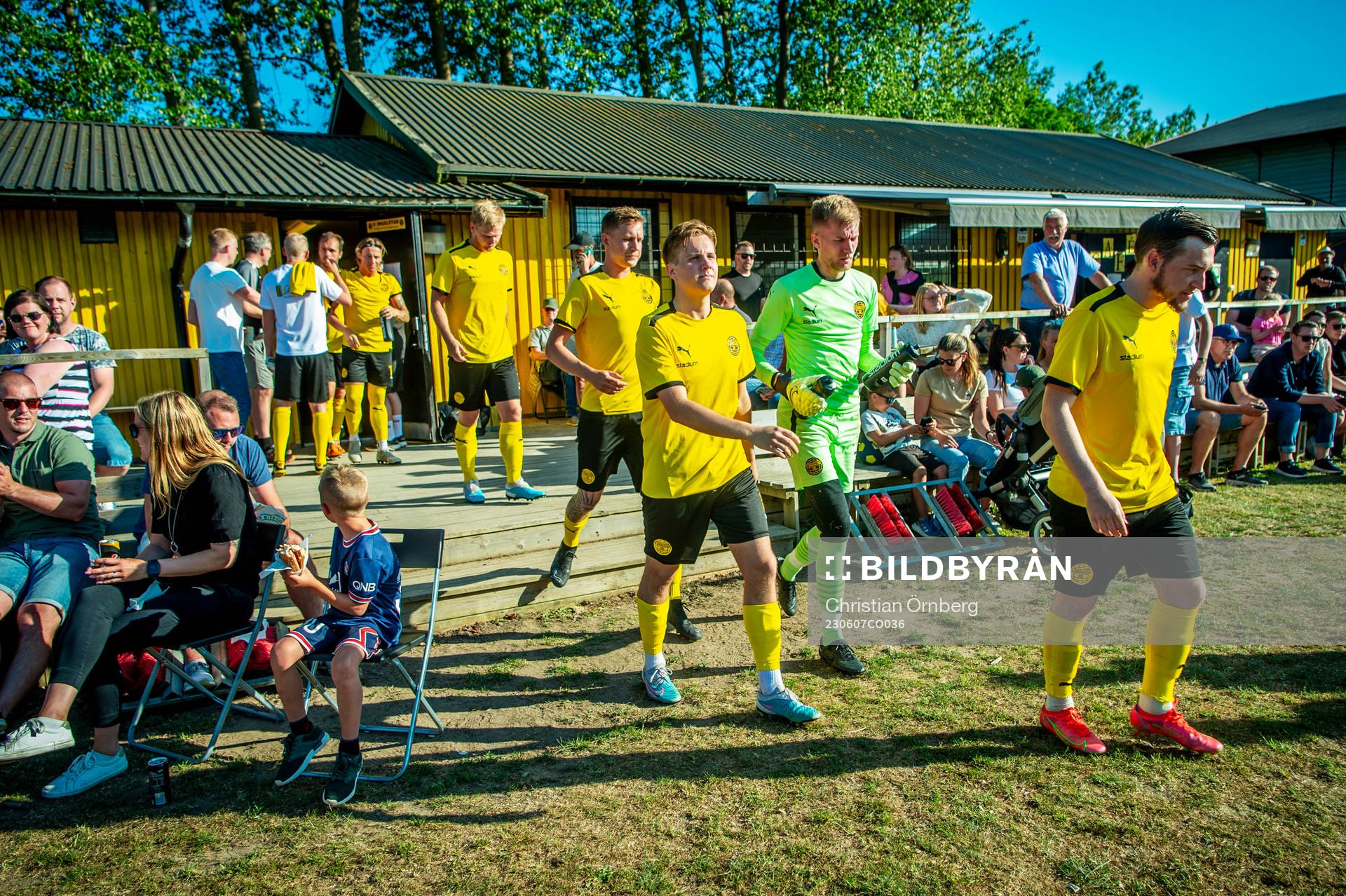 Västra Ingelstads spelare kommer ut innan