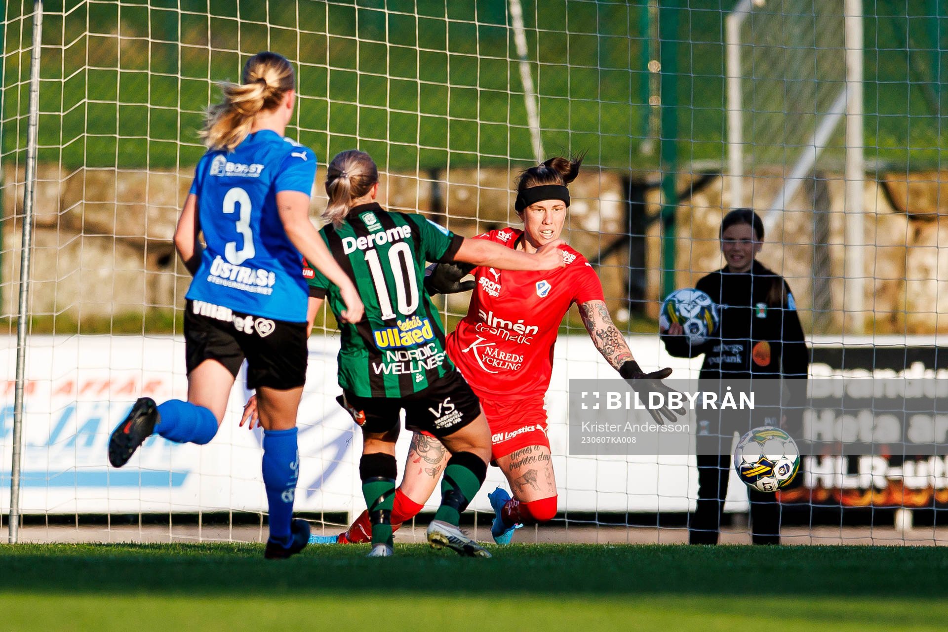 Varbergs Sofia Eliasson gör 1-0 på Halmstads målvakt