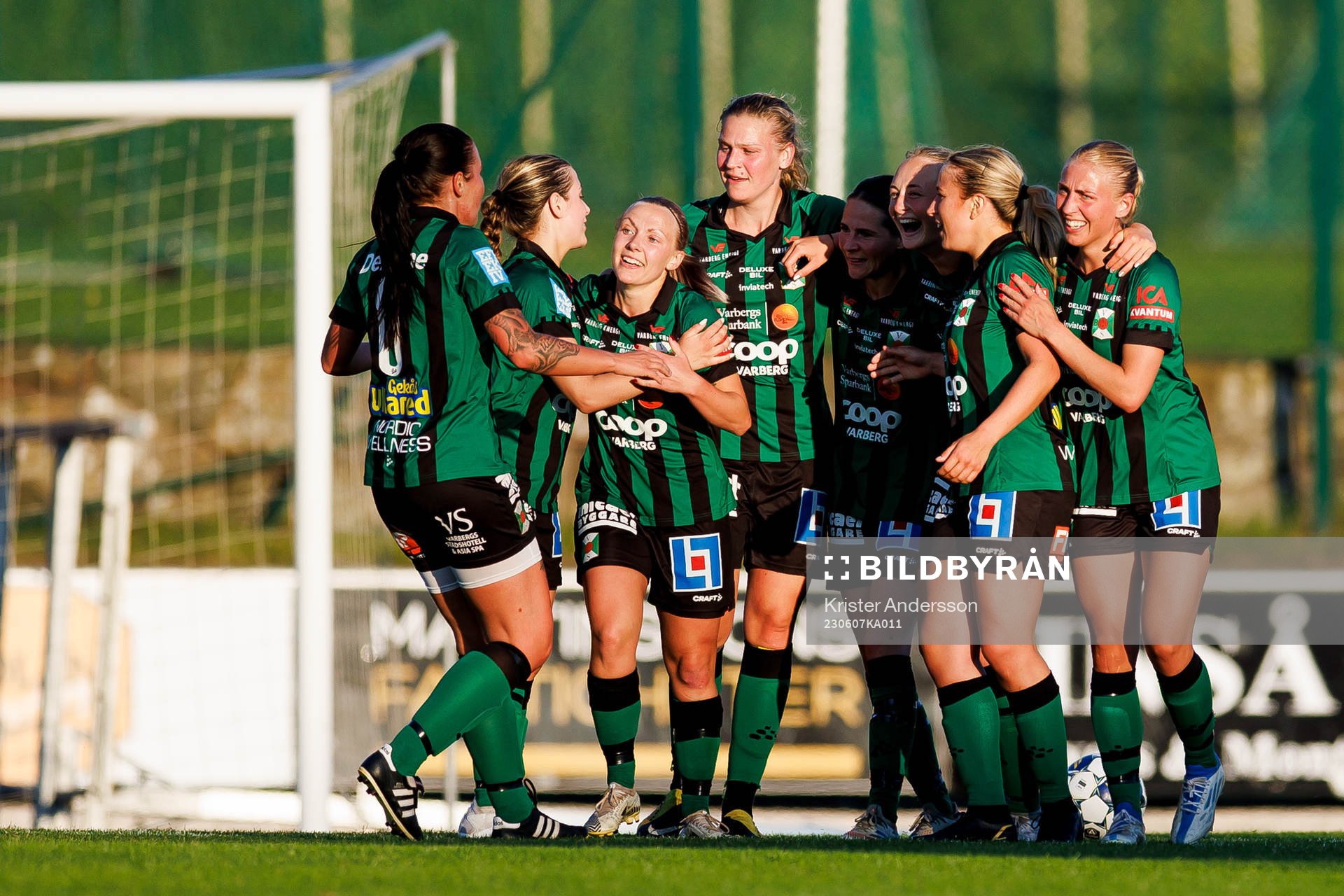 Varbergs spelare jublar efter 1-0 av Sofia Eliasson under fotbollsmatchen i DM mellan Varbergs BoIS och Halmstad den 7 juni 2023 i Varberg.