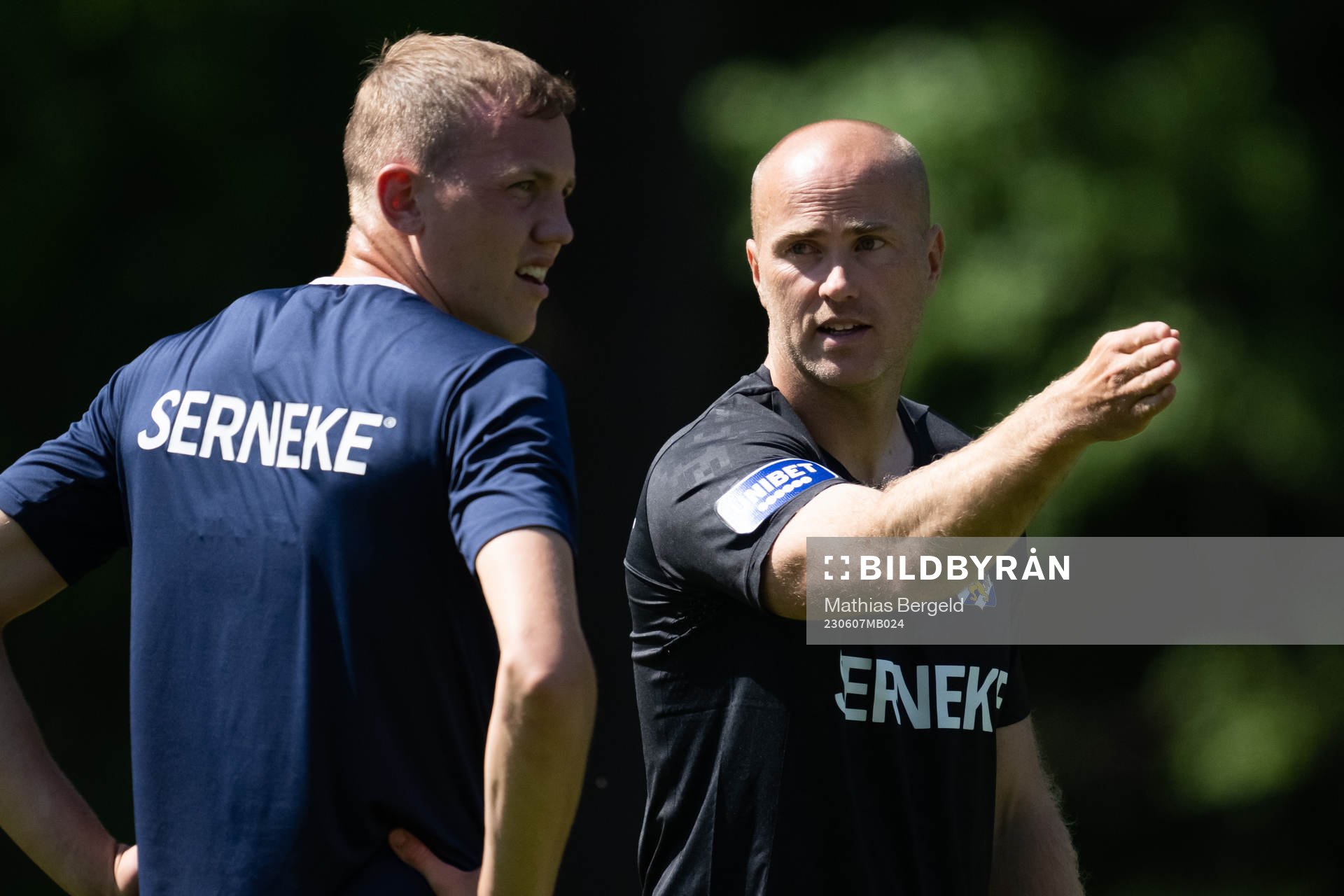 Nya tränaren Jens Berthel Askou pratar med Adam Carlén