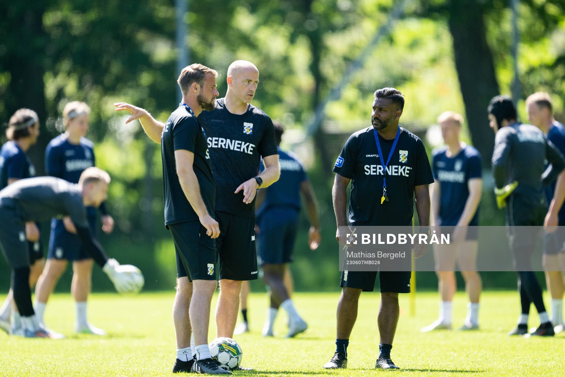 Nya tränaren Jens Berthel Askou tillsammans med assisterande tränarna Alexander Tengryd och William Lundin under en träning med det allsvenska fotbollslaget IFK Göteborg den 7 juni 2023 i Göteborg.