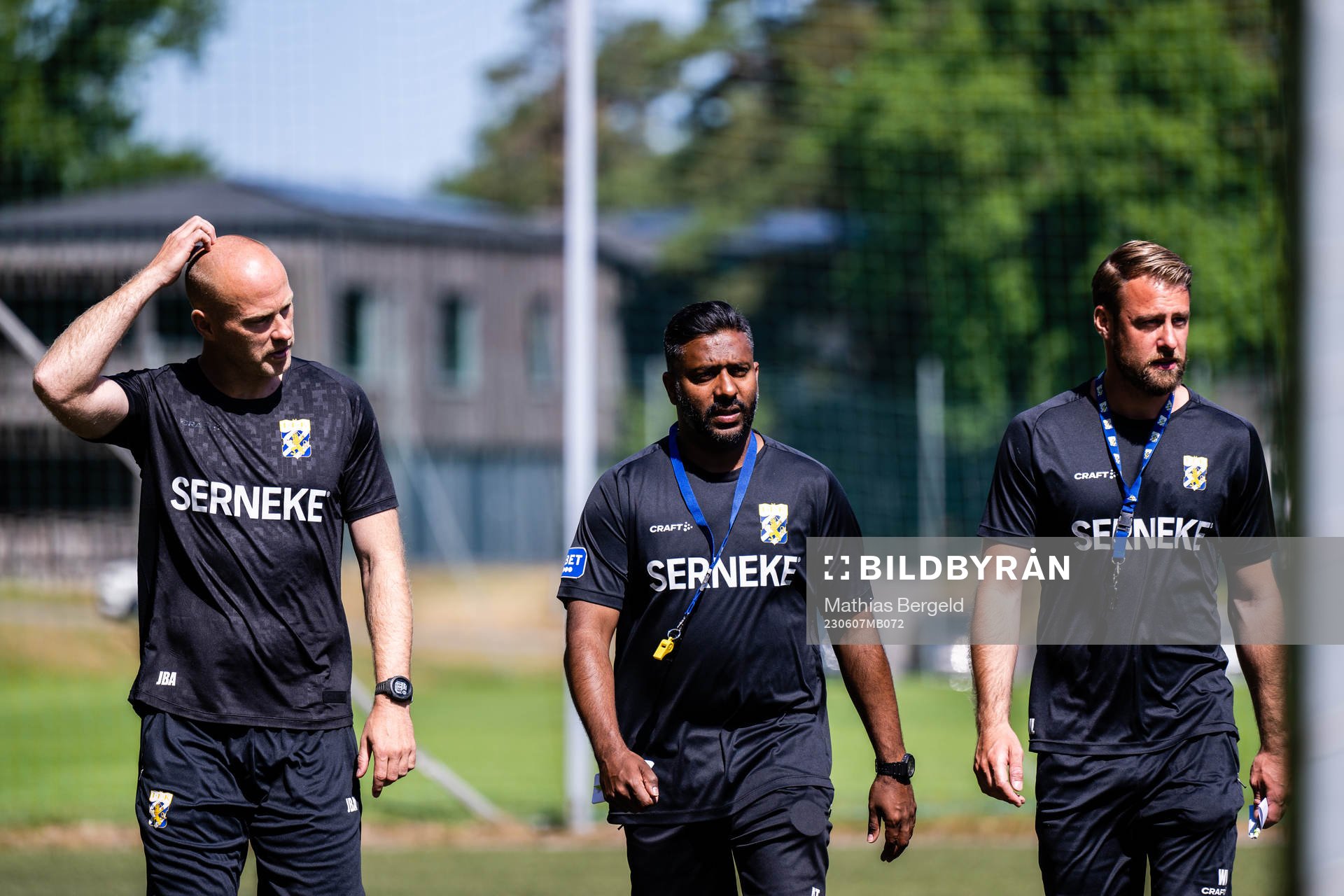 Nya tränaren Jens Berthel Askou tillsammans med assisterande tränarna Alexander Tengryd och William Lundin under en träning med det allsvenska fotbollslaget IFK Göteborg den 7 juni 2023 i Göteborg.