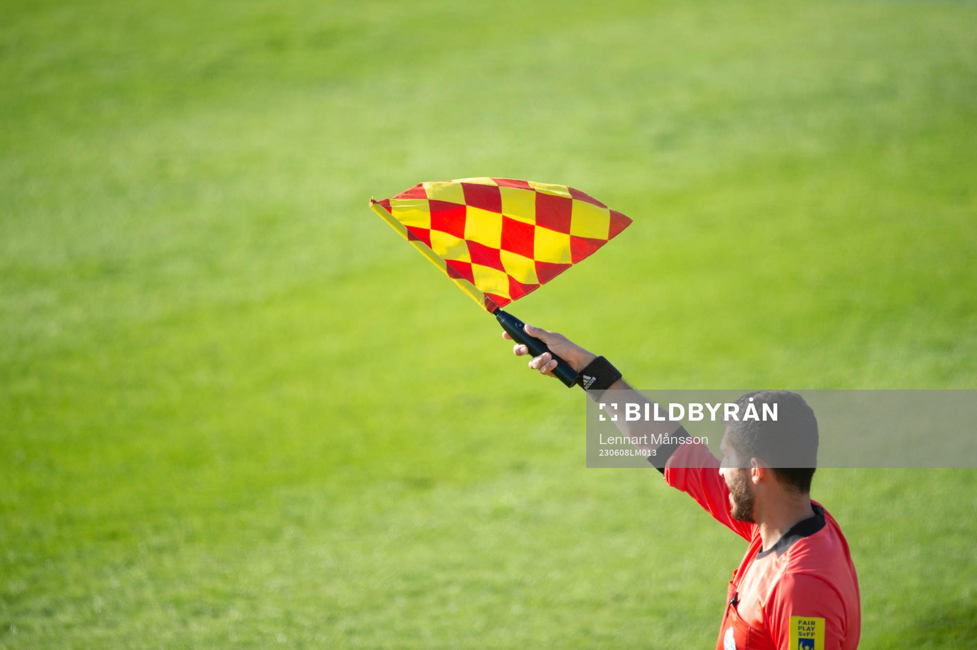 Assisterande domaren vinkar för offside i matchen i division 2 mellan IFK Hässleholm och IFK Trelleborg i Hässleholm 8 juni 2023.