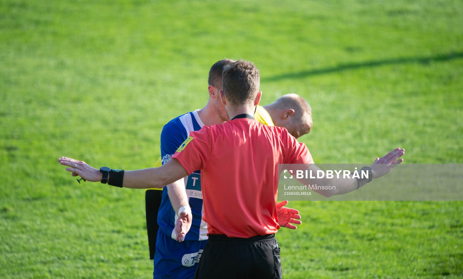 Domaren tillrättavisar spelare i matchen i division 2