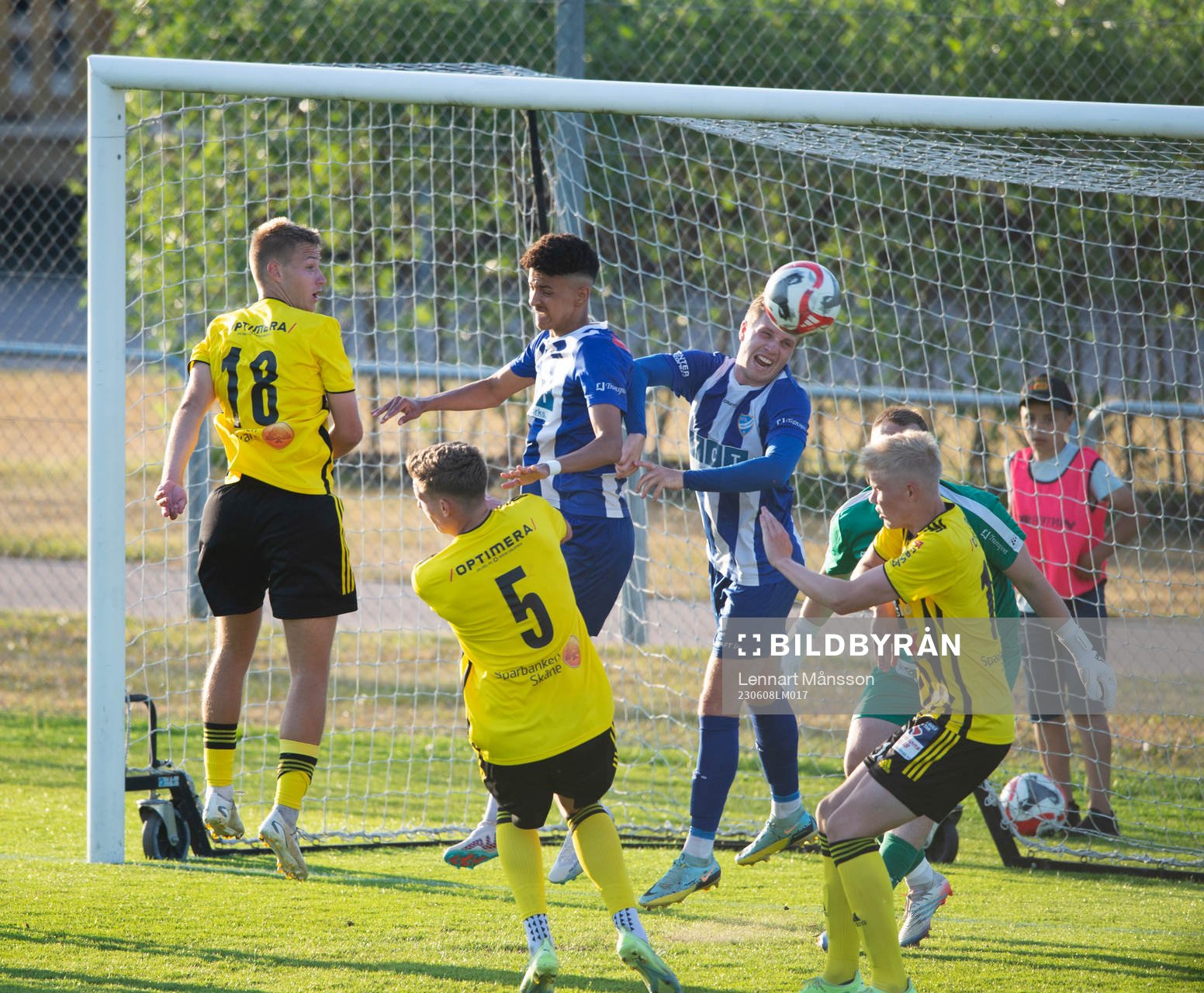 IFK Hässleholms André Gustafson nickar i matchen i