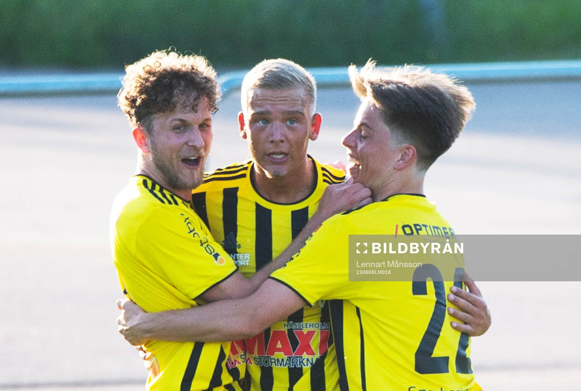 IFK Hässleholms 2-målsskytt Olle Kjellman Olblad grattas