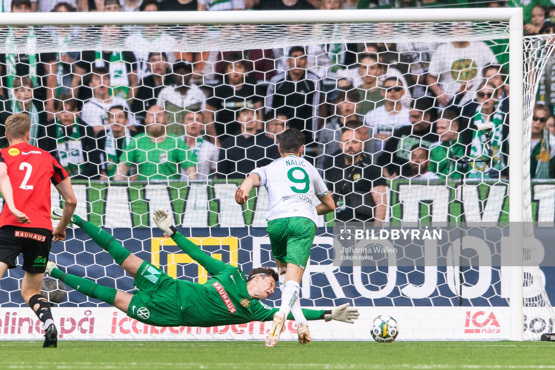 Brommapojkarnas målvakt Filip Sidklev och Hammarbys Adi