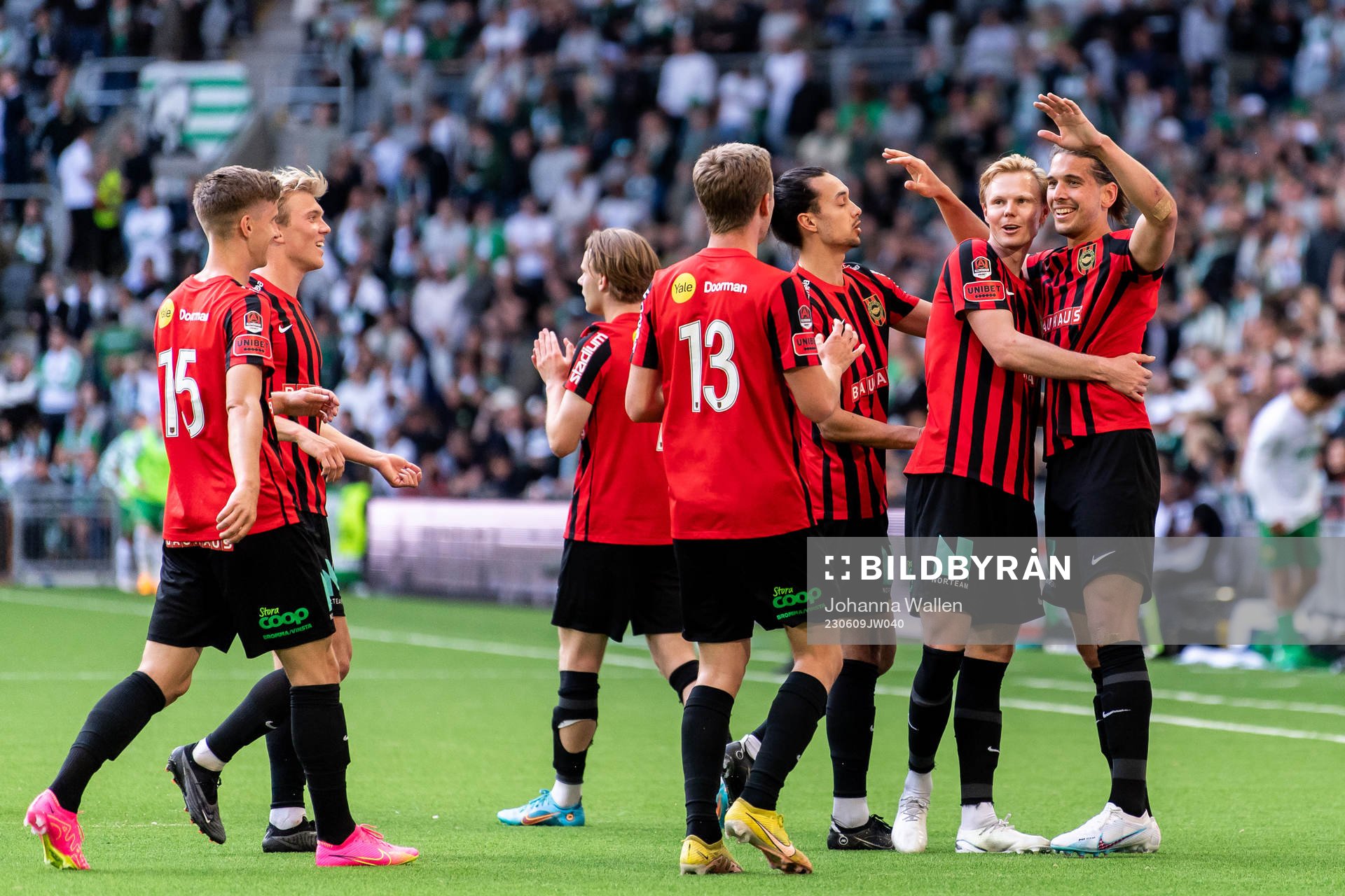 Brommapojkarnas Nikola Vasic jublar med lagkamrater