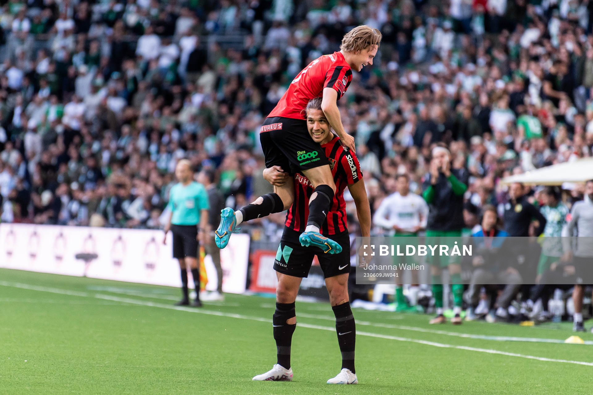 Brommapojkarnas Oscar Pettersson och Nikola Vasic jublar