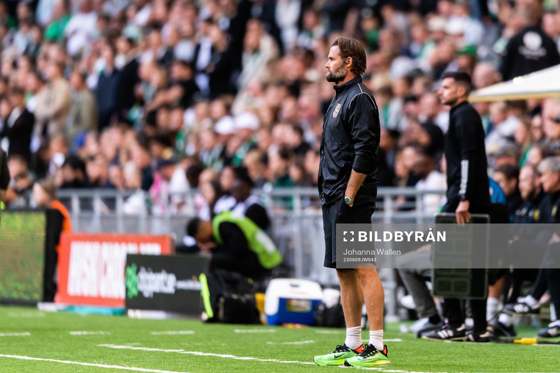 Brommapojkarnas tränare Olof Mellberg under fotbollsmatchen i Allsvenskan mellan Hammarby och Brommapojkarna den 9 juni 2023 i Stockholm.