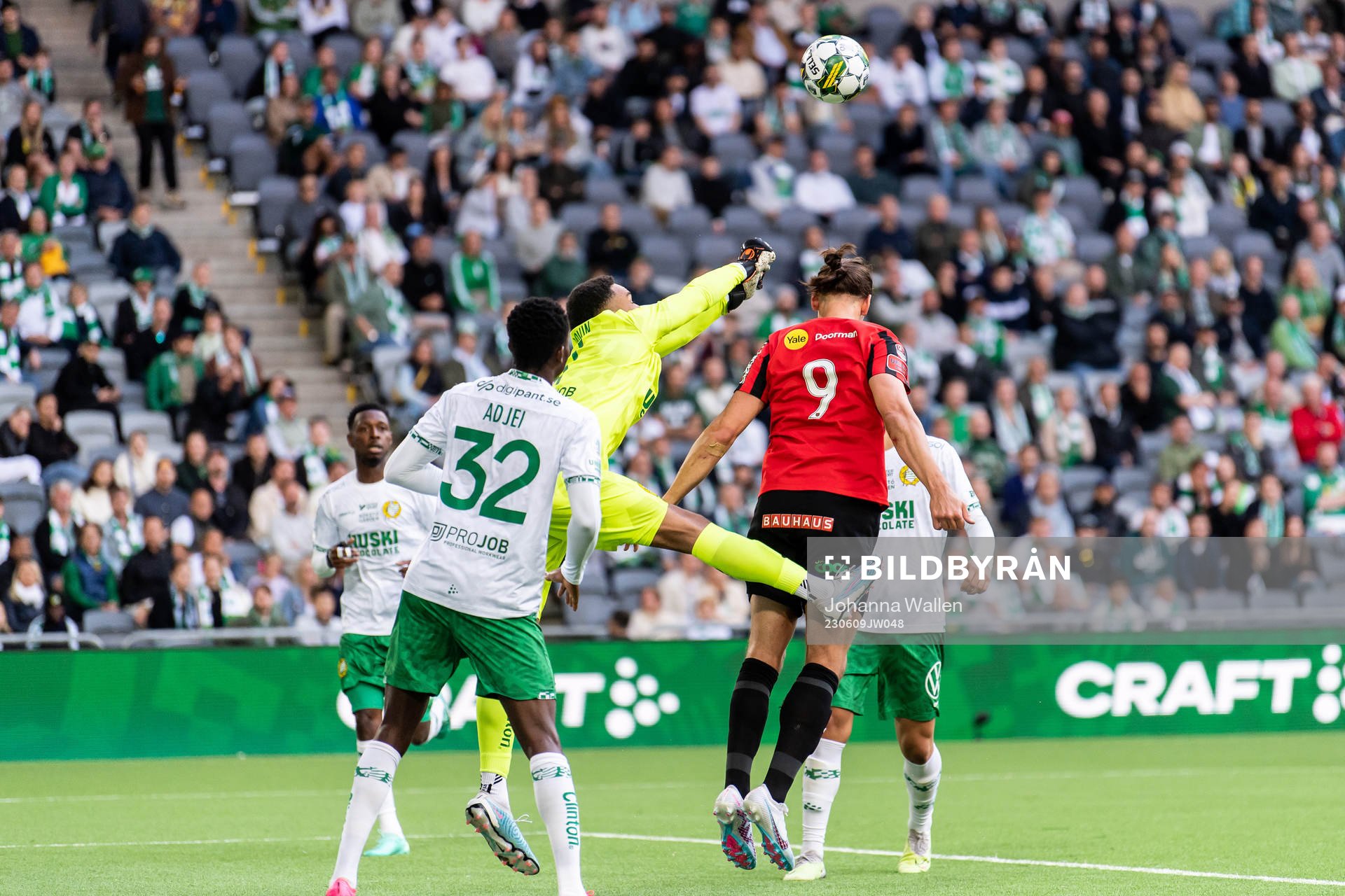 Brommapojkarnas Nikola Vasic oroar mot Hammarbys målvakt