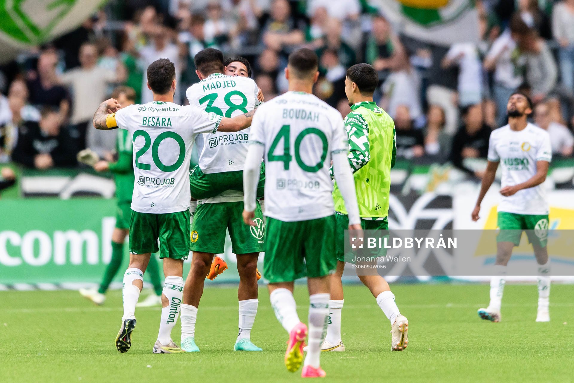 Hammarbys Jusef Erabi jublar med lagkamrater efter fotbollsmatchen i Allsvenskan mellan Hammarby och Brommapojkarna den 9 juni 2023 i Stockholm.