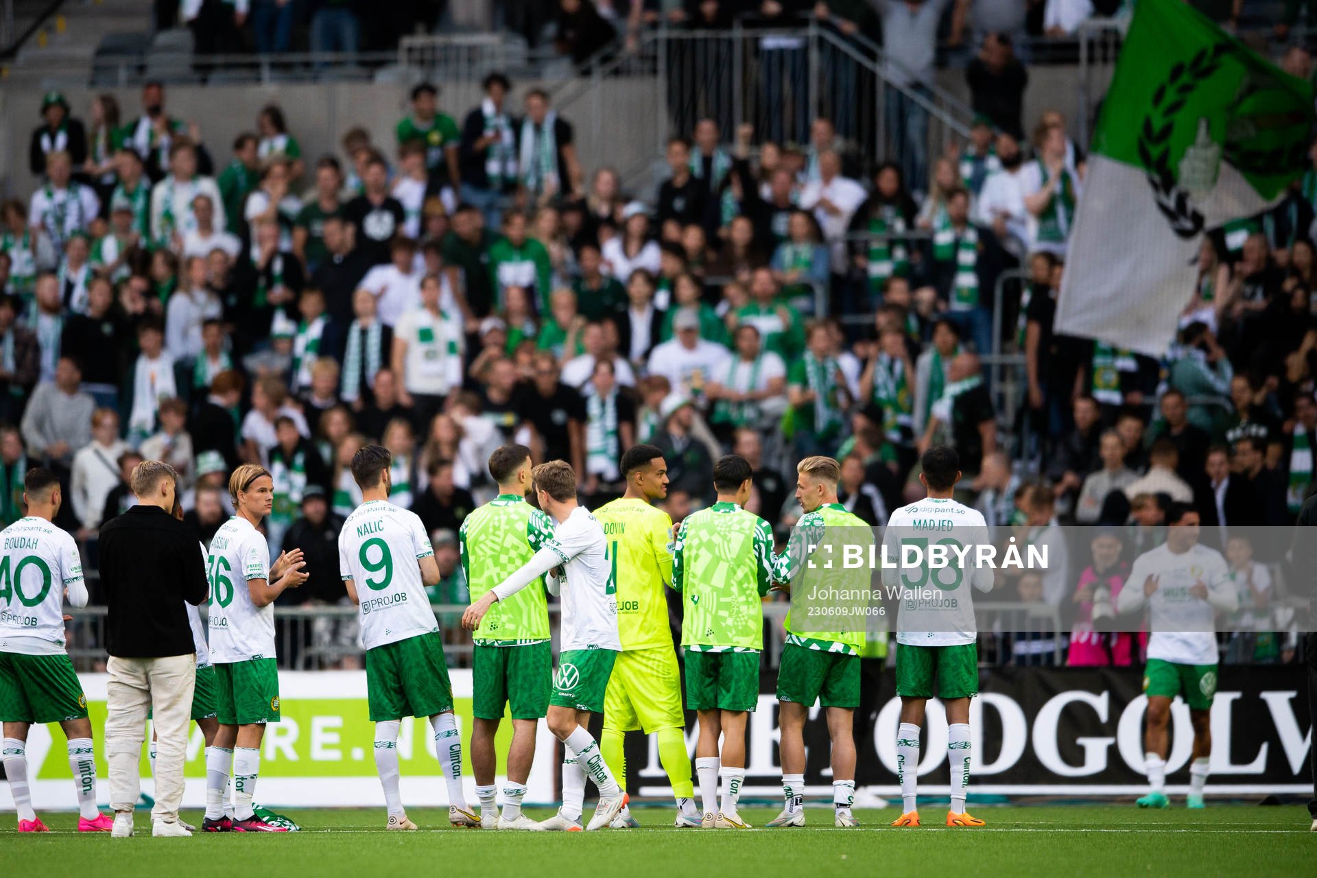 Hammarbys spelare tackar publiken efter fotbollsmatchen i Allsvenskan mellan Hammarby och Brommapojkarna den 9 juni 2023 i Stockholm.