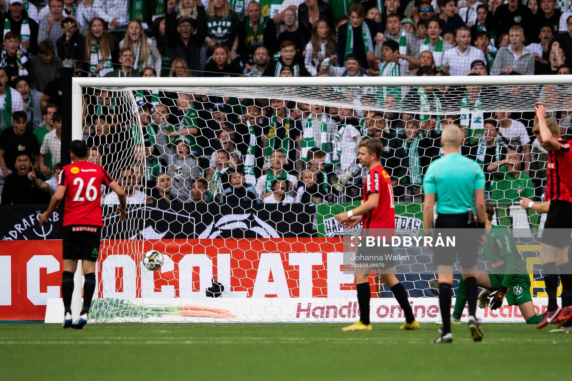 Brommapojkarnas målvakt Filip Sidklev släpper in 2-1 av Jusef Erabi under fotbollsmatchen i Allsvenskan mellan Hammarby och Brommapojkarna den 9 juni 2023 i Stockholm.