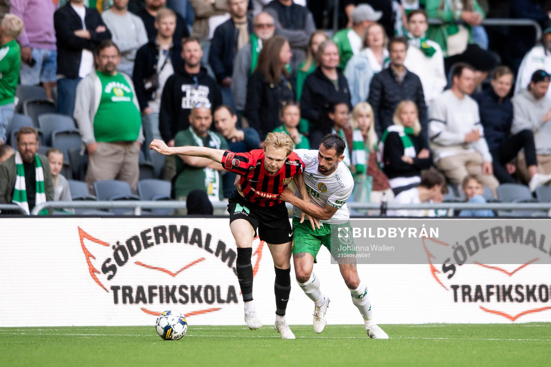 Brommapojkarnas Tim Waker och Hammarbys Loret Sadiku