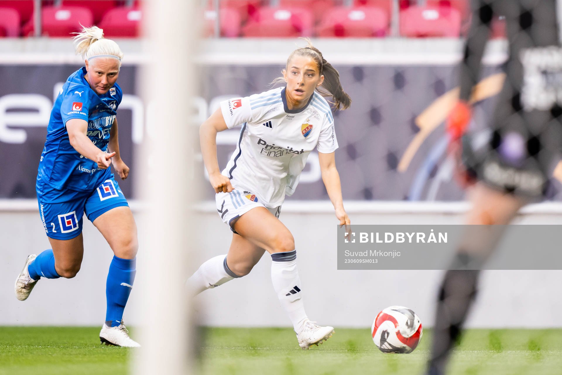 Kalmars Anni Miettunen och Djurgårdens Tilde Lindwall under fotbollsmatchen i Damallsvenskan mellan Kalmar och Djurgården den 9 juni 2023 i Kalmar. 