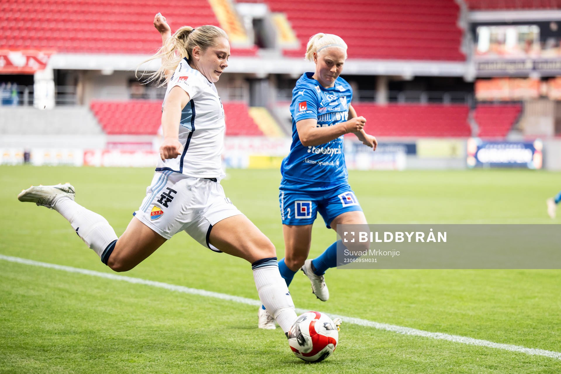 Kalmars Anni Miettunen och Djurgårdens Alice Bergström under fotbollsmatchen i Damallsvenskan mellan Kalmar och Djurgården den 9 juni 2023 i Kalmar.