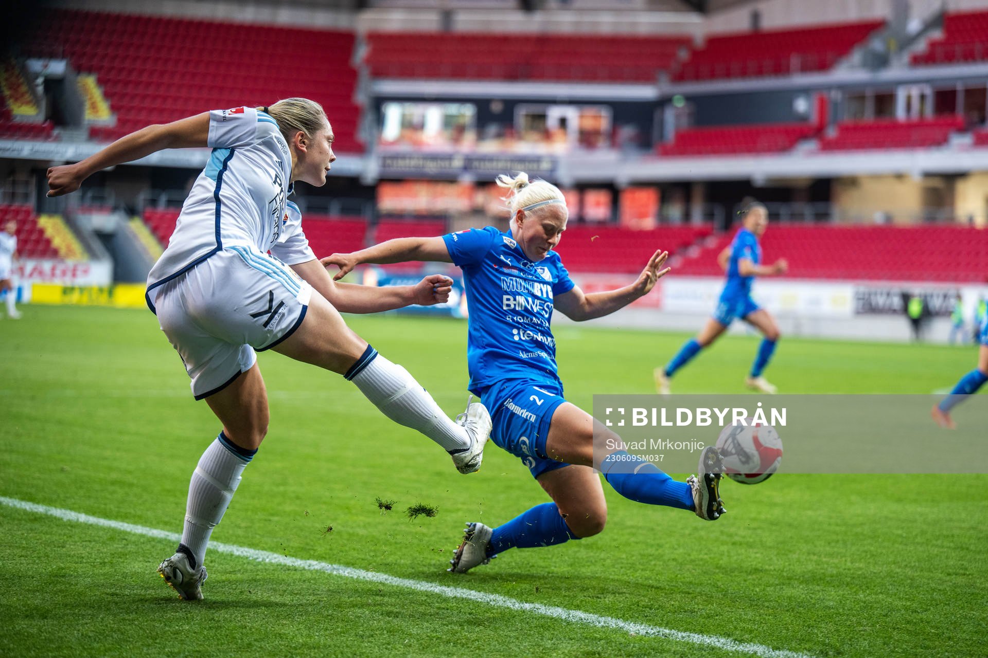 Djurgårdens Alice Bergström och Kalmars Anni Miettunen under fotbollsmatchen i Damallsvenskan mellan Kalmar och Djurgården den 9 juni 2023 i Kalmar. 