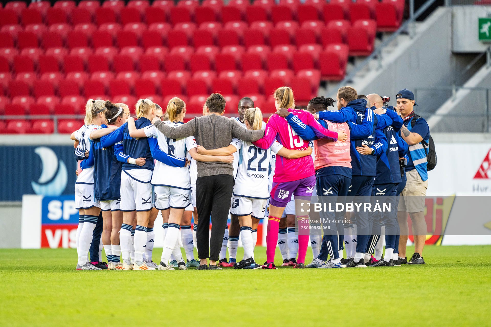 Djurgårdens spelare och ledare jublar efter fotbollsmatchen i Damallsvenskan mellan Kalmar och Djurgården den 9 juni 2023 i Kalmar. 