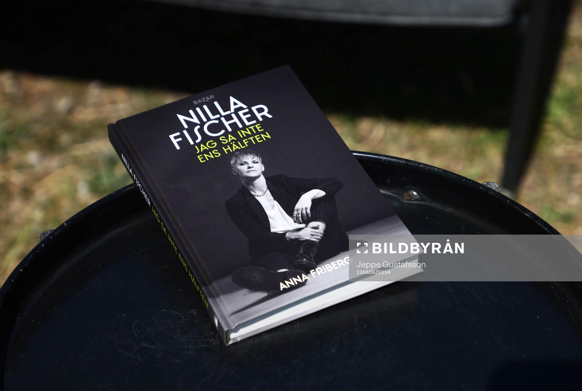 Nilla Fischers bok ”Jag sa inte ens hälften”  på ett