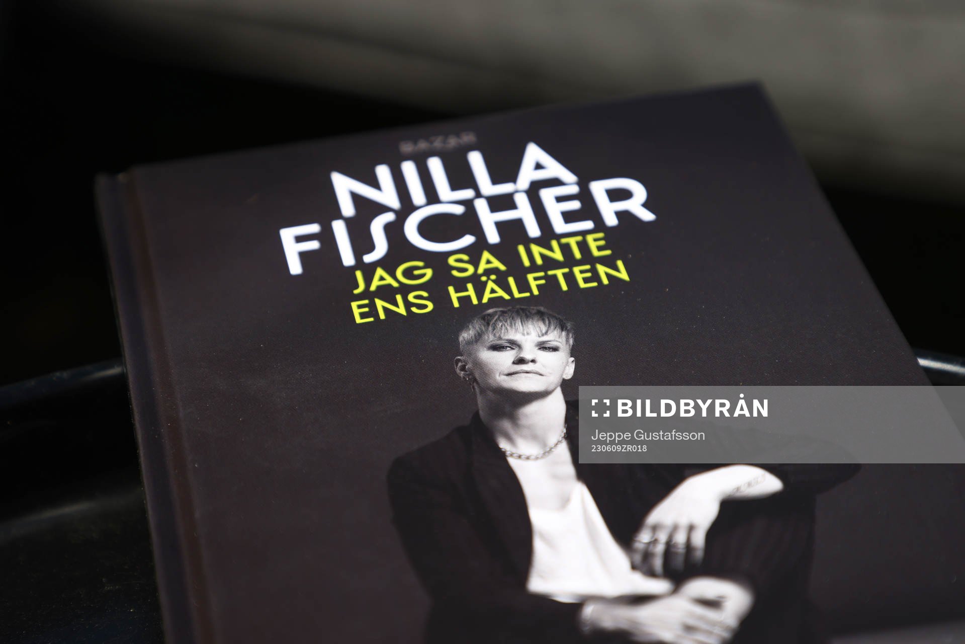 Nilla Fischers bok ”Jag sa inte ens hälften”  på ett