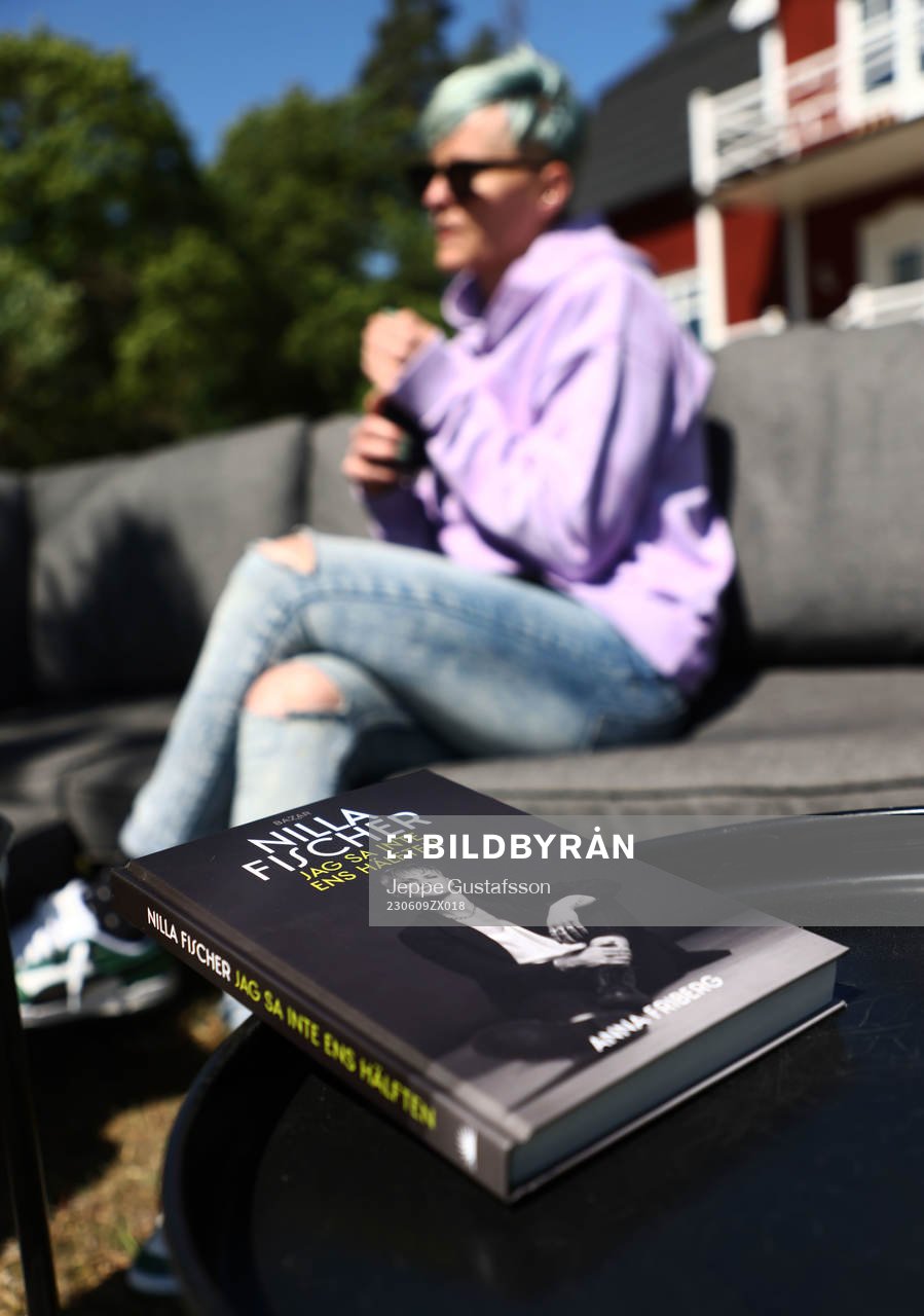 Nilla Fischers bok ”Jag sa inte ens hälften”  på ett