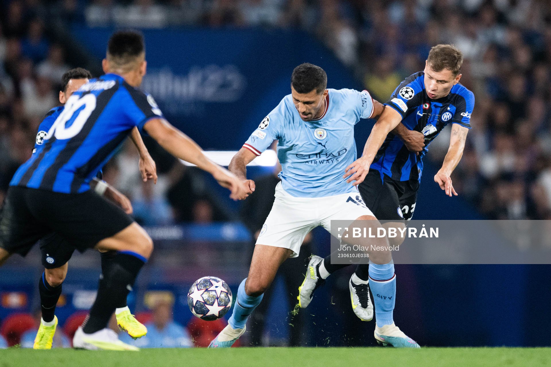 Rodri of Manchester City against Nicolo Barella of Inter