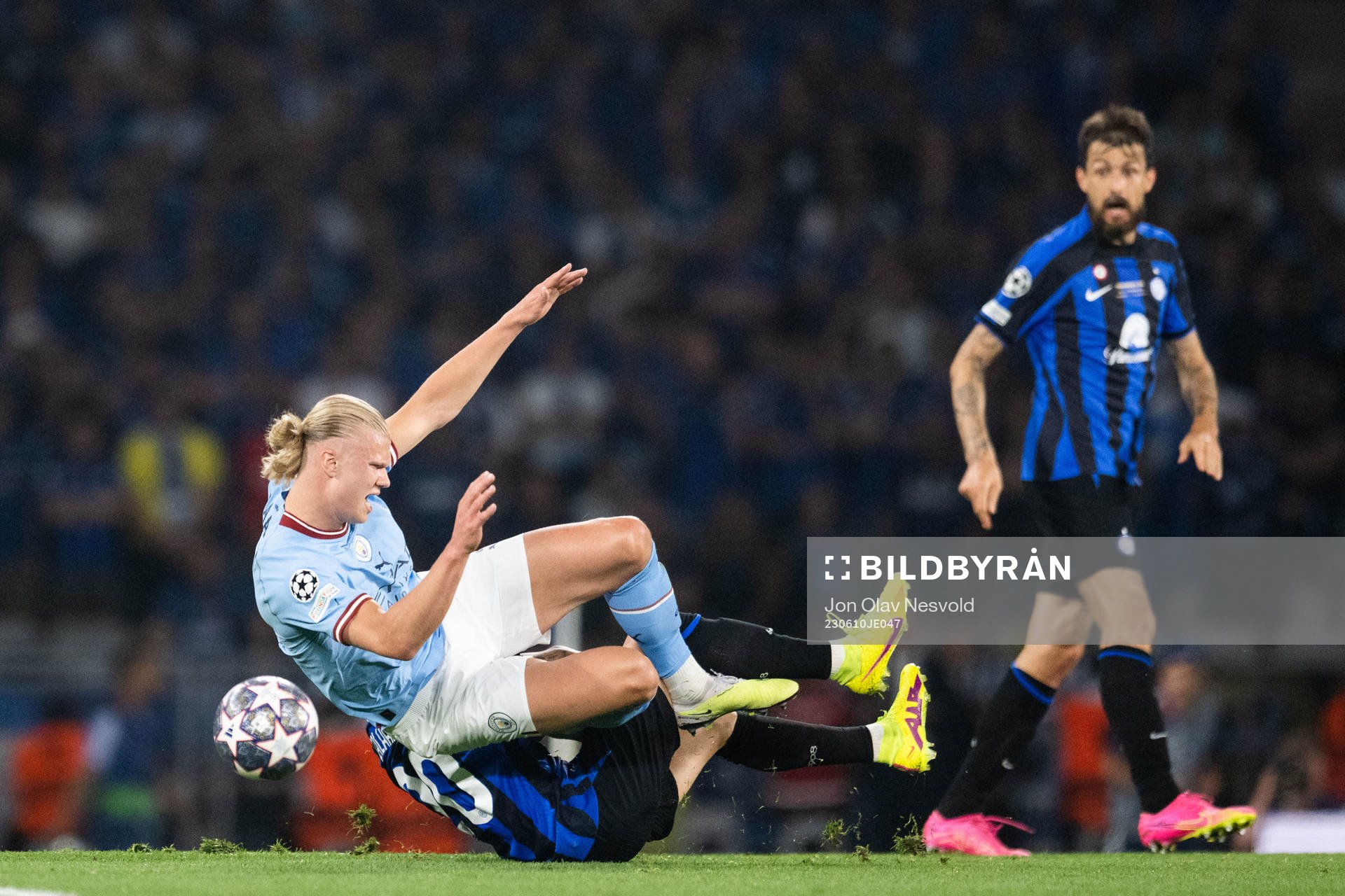 Hakan Calhanoglu of Inter and Erling Braut Haaland of Manchester City during the UEFA Champions League football match between Manchester City and Inter on June 10, 2023 in Istanbul.