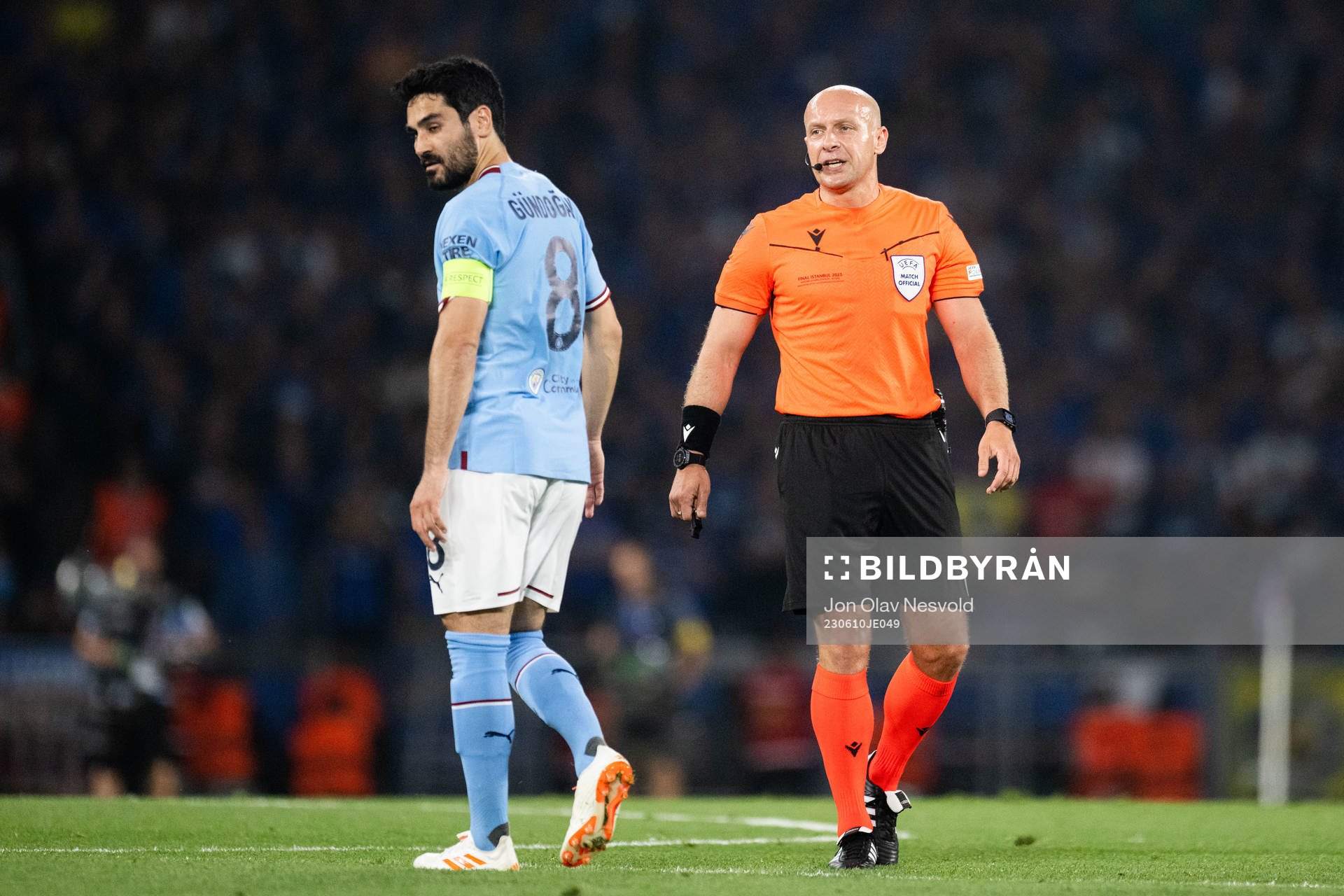 Ilkay Gundogan of Manchester City and Referee Szymon