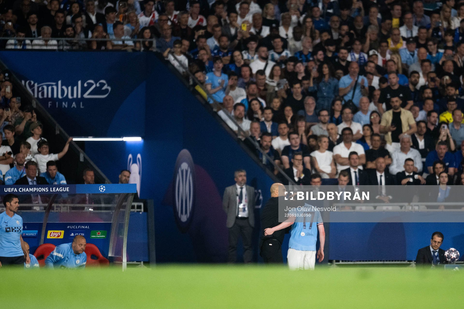 Kevin De Bruyne of Manchester City leaves the pitch injured